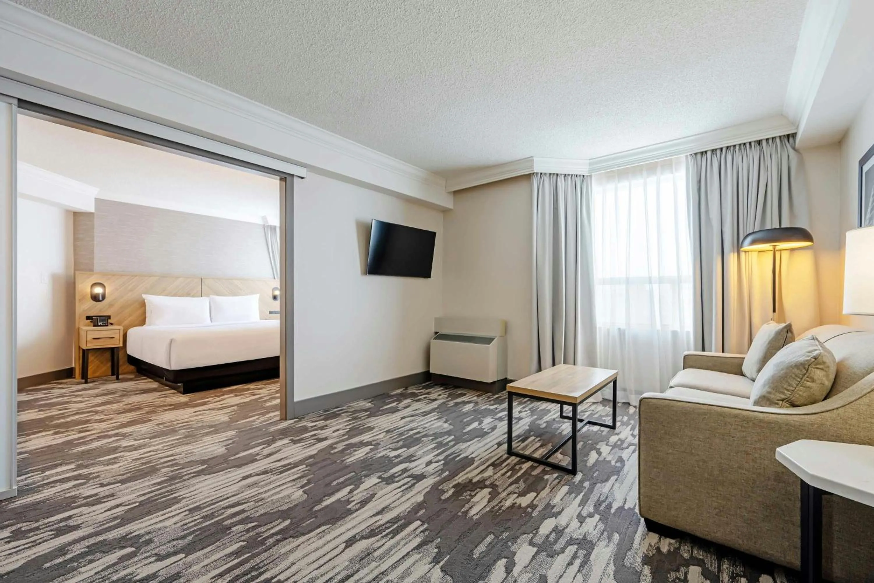 Photo of the whole room, Bed in Sandman Signature Mississauga Hotel