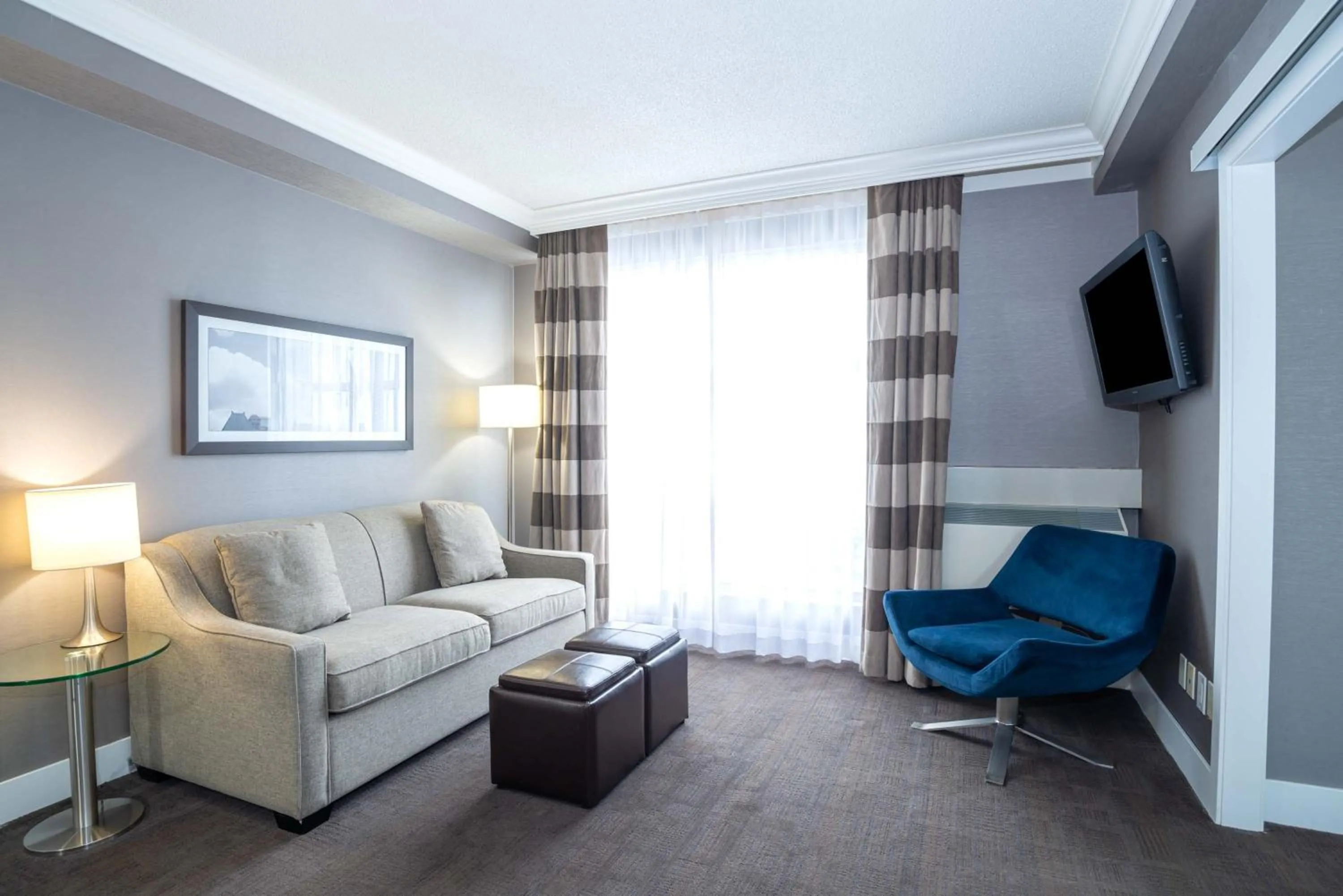 Living room in Sandman Signature Mississauga Hotel