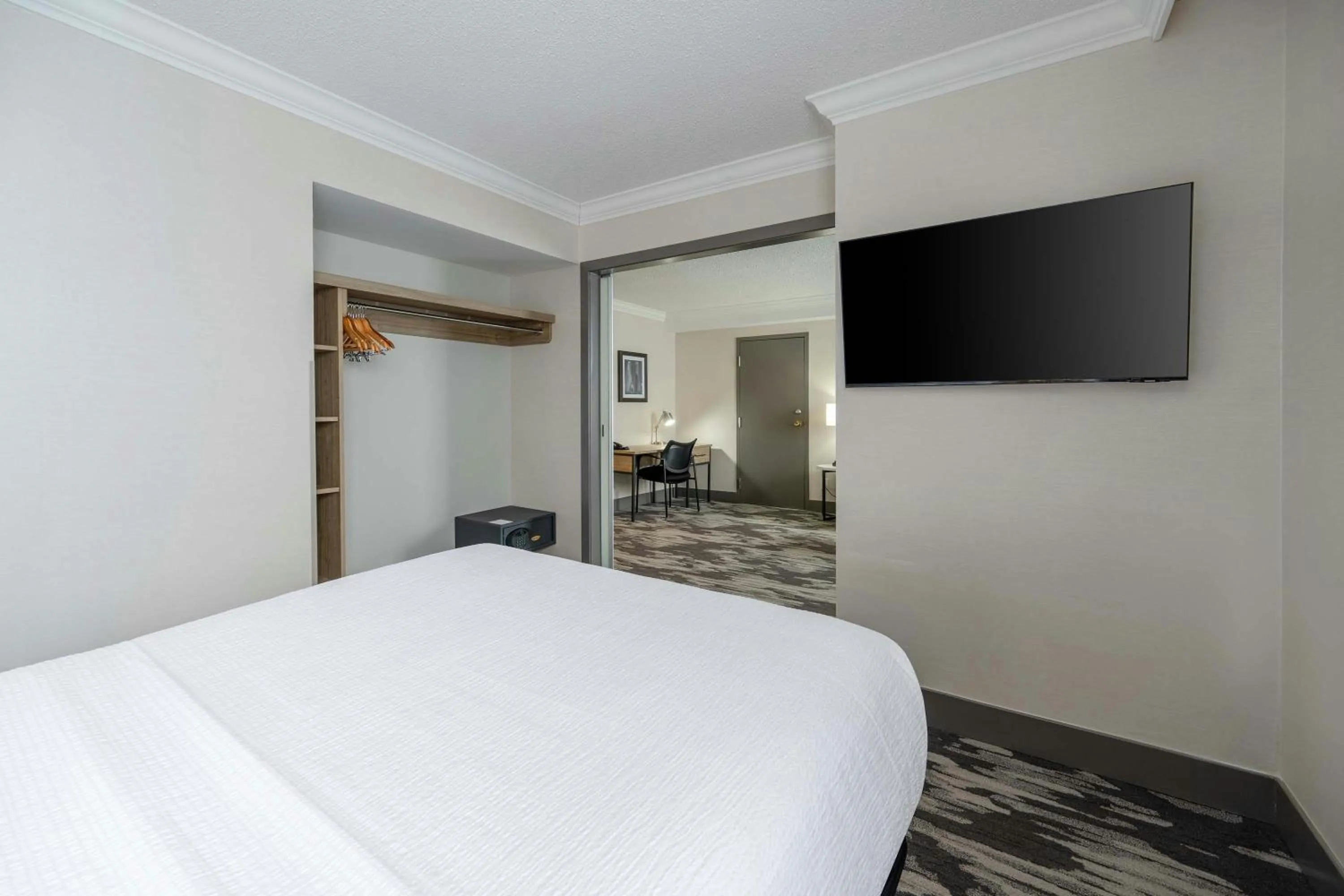 Photo of the whole room, Bed in Sandman Signature Mississauga Hotel