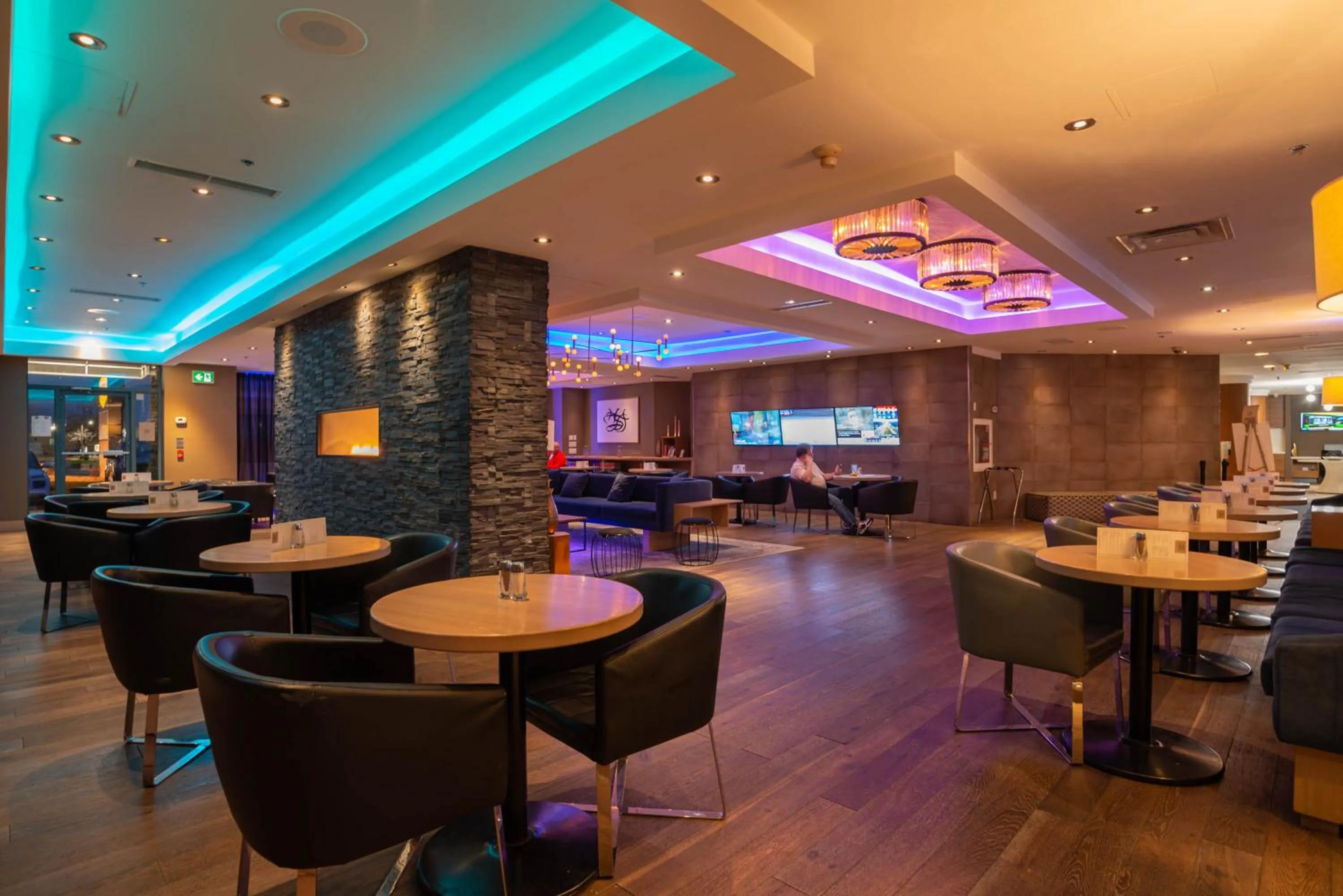 Lounge or bar in Sandman Signature Mississauga Hotel
