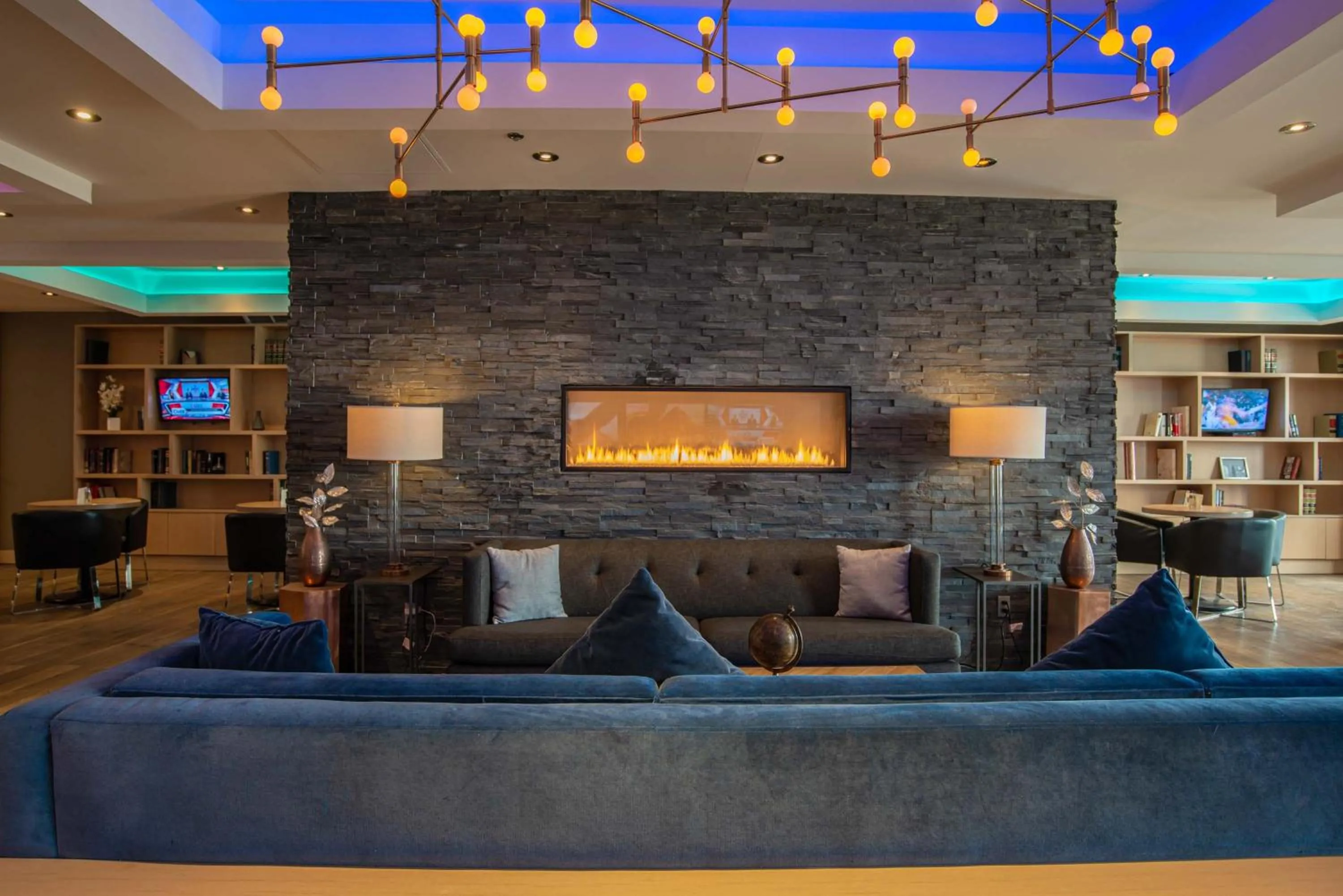 Lounge or bar in Sandman Signature Mississauga Hotel