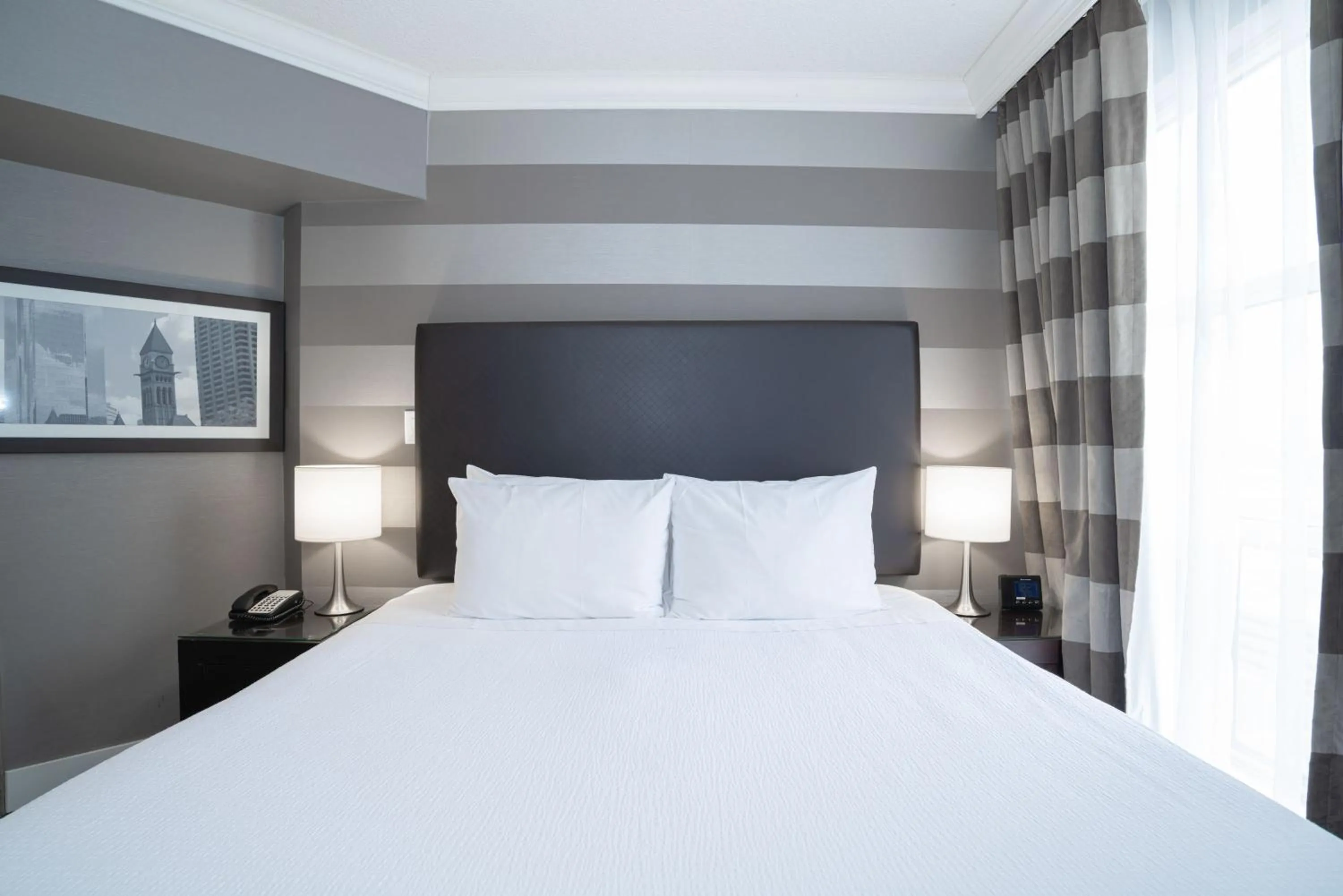 Photo of the whole room, Bed in Sandman Signature Mississauga Hotel