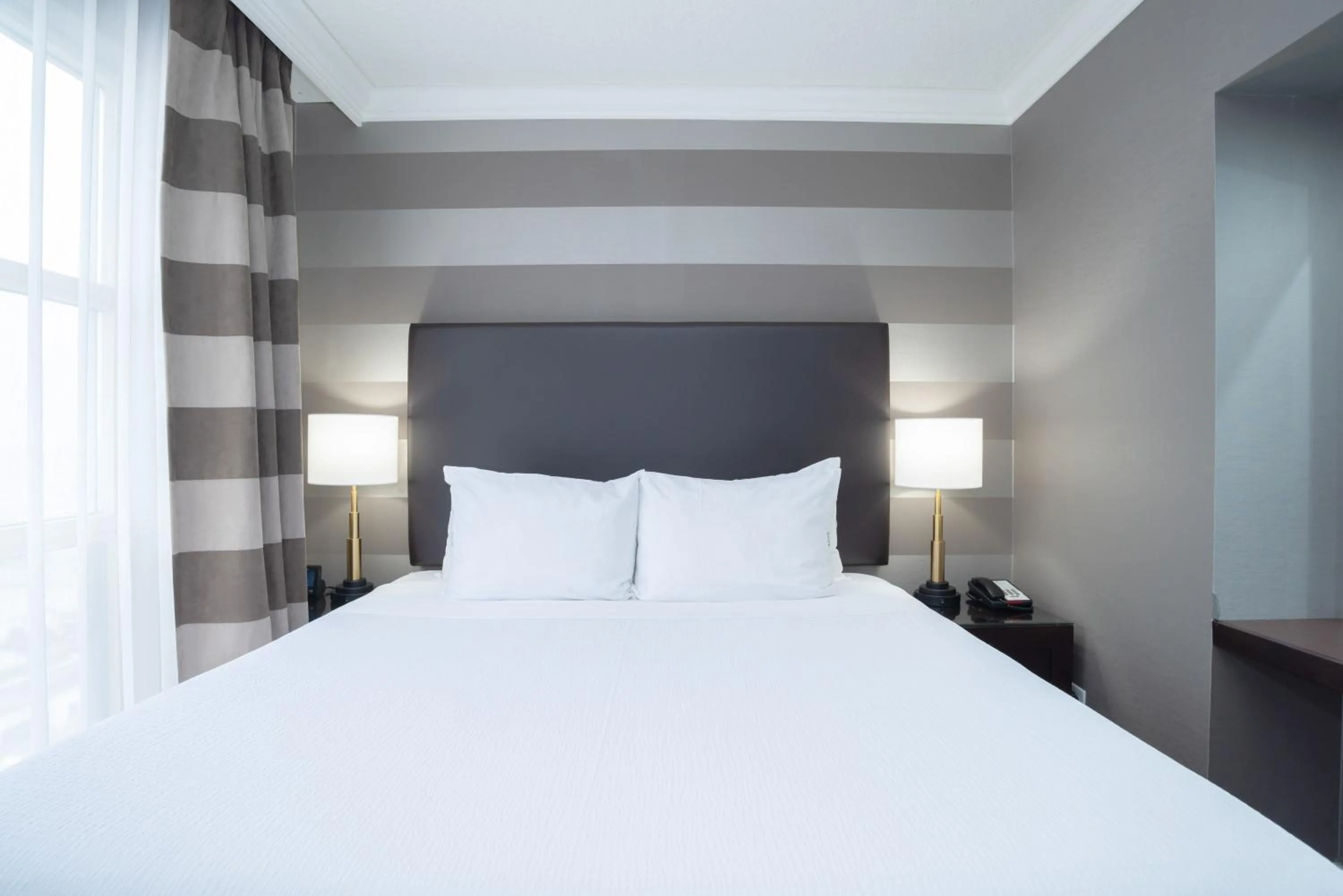 Photo of the whole room, Bed in Sandman Signature Mississauga Hotel