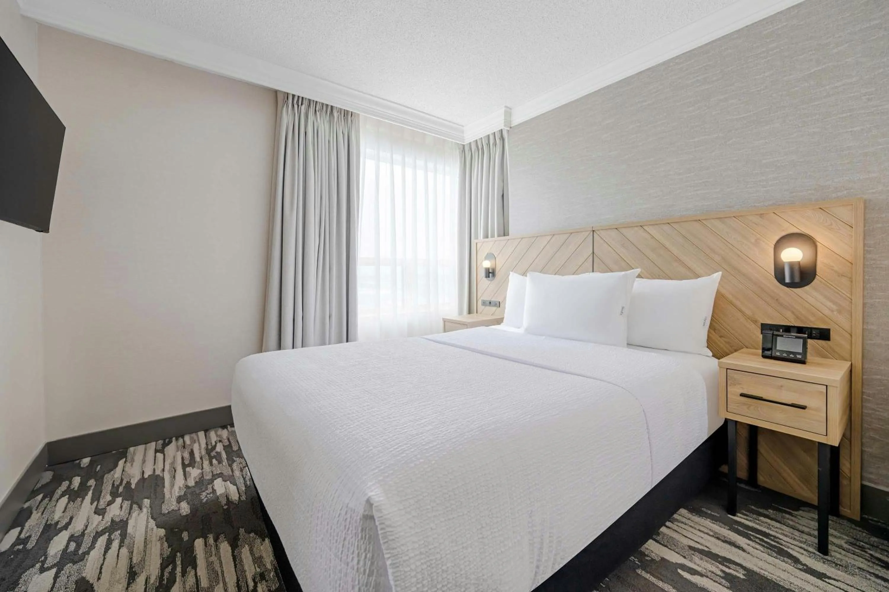 Photo of the whole room, Bed in Sandman Signature Mississauga Hotel