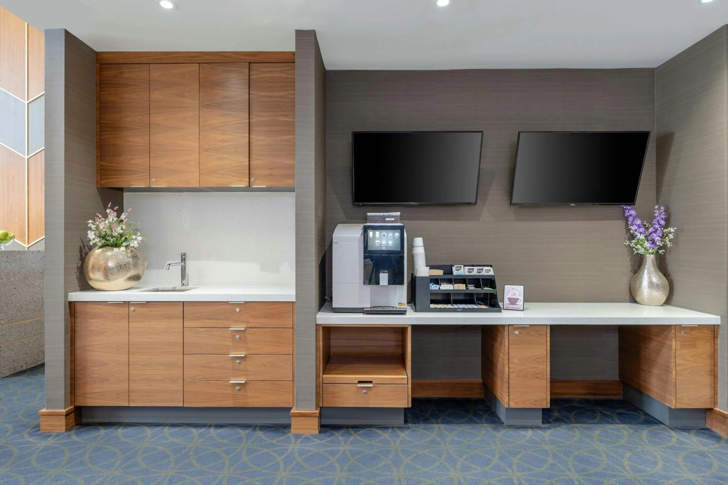 Lobby or reception in Sandman Signature Mississauga Hotel