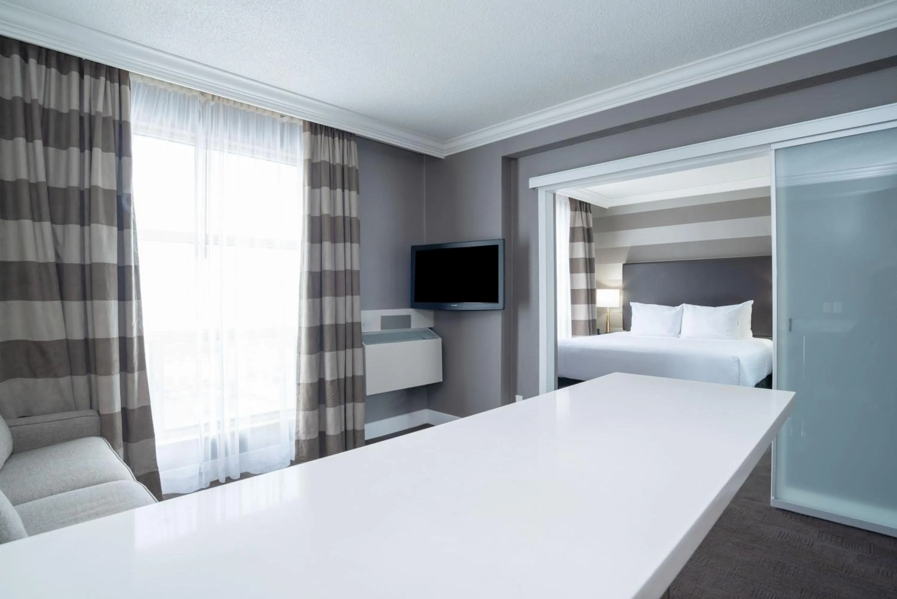 Photo of the whole room, Bed in Sandman Signature Mississauga Hotel