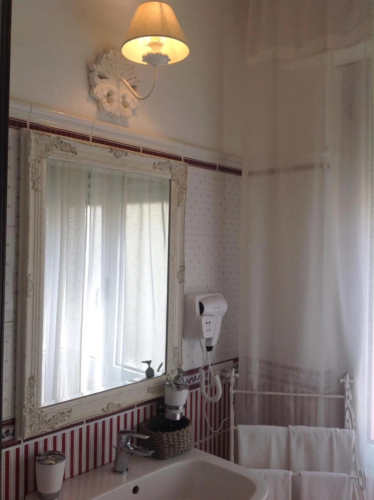 Bathroom, Bed in City Garden Guest House