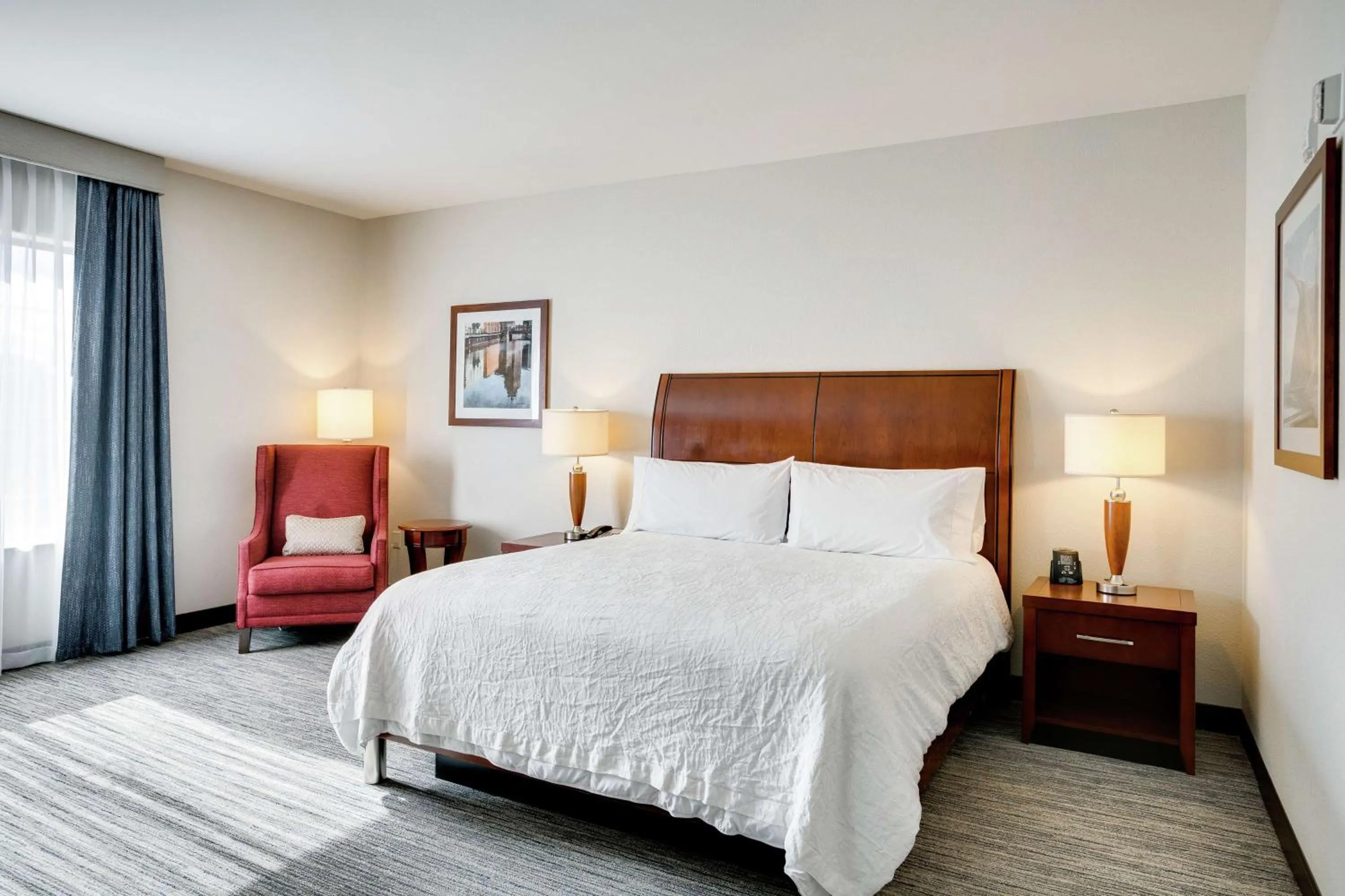 Bed in Hilton Garden Inn Milwaukee Airport