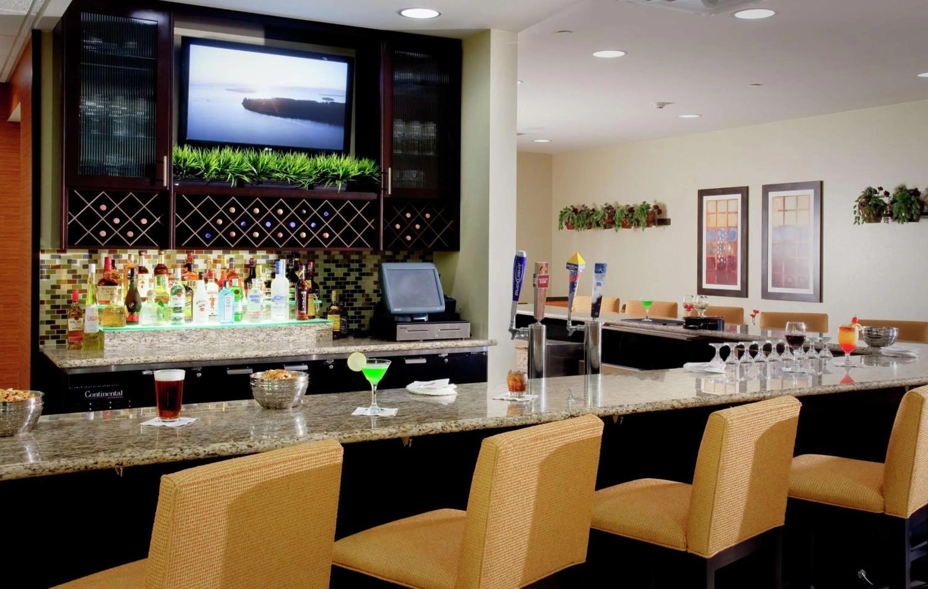 Lounge or bar in Hilton Garden Inn Seattle/Bothell