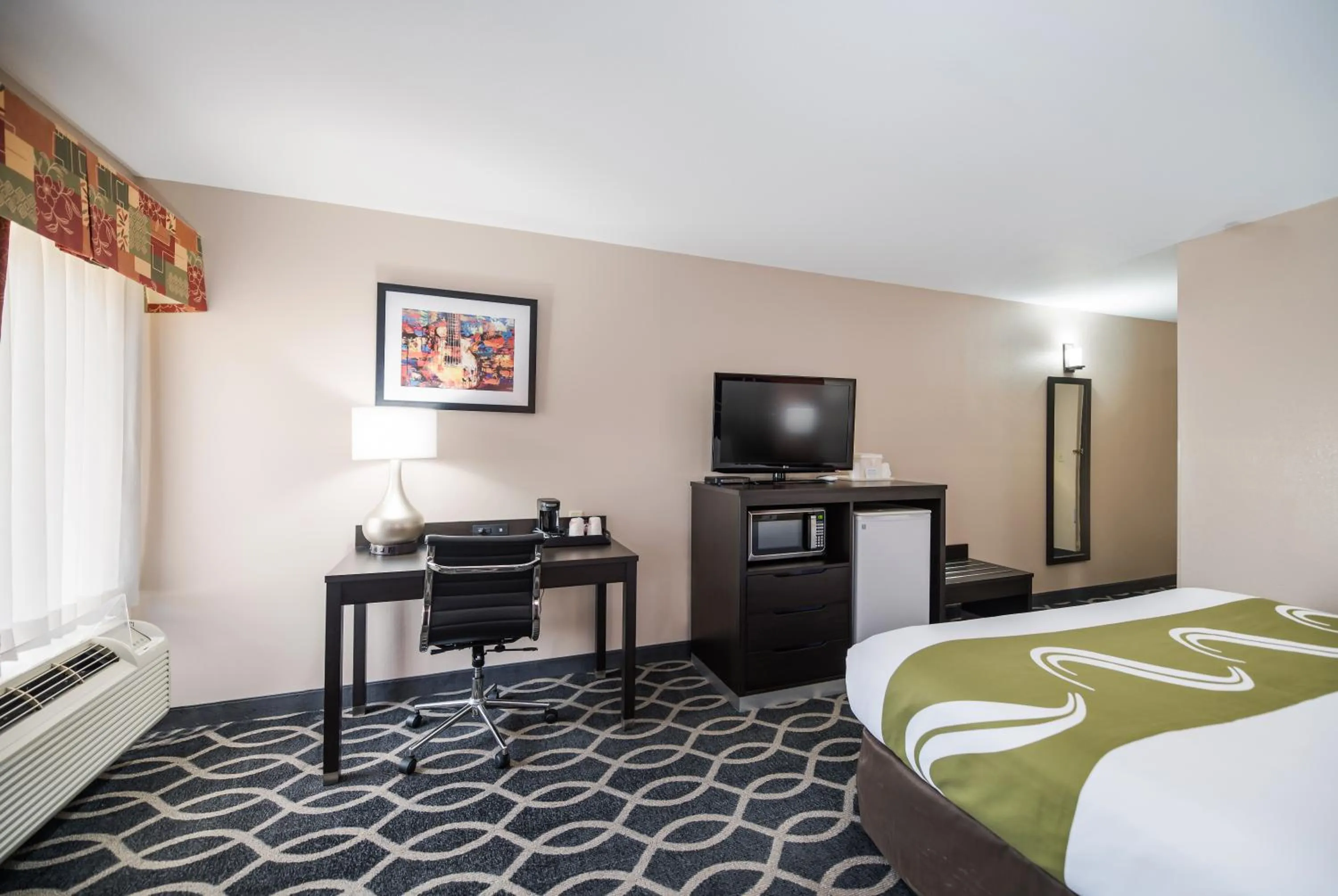 Bed in Quality Inn Jacksonville near Little Rock Air Force Base