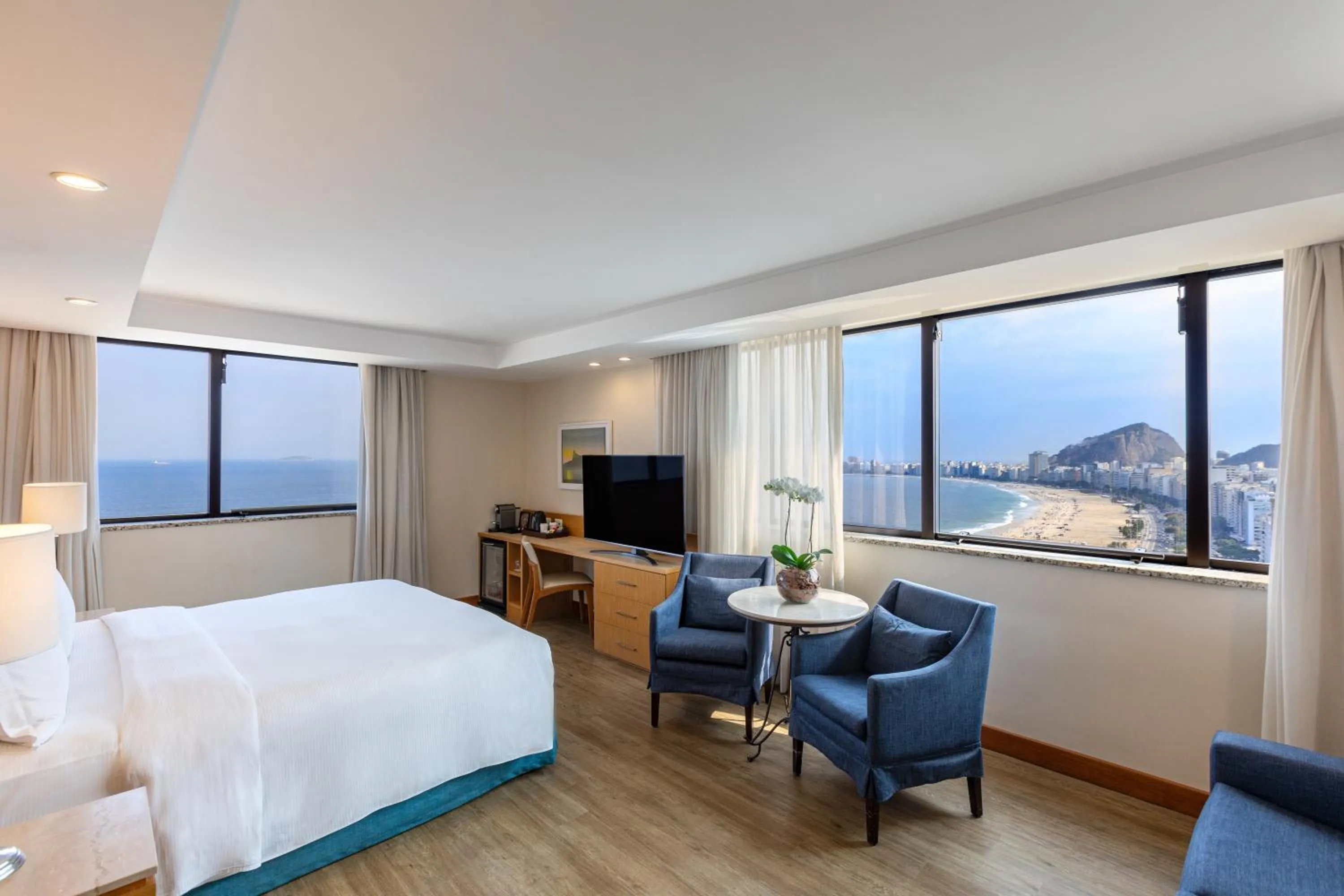 Photo of the whole room, Bed in Hilton Copacabana Rio de Janeiro