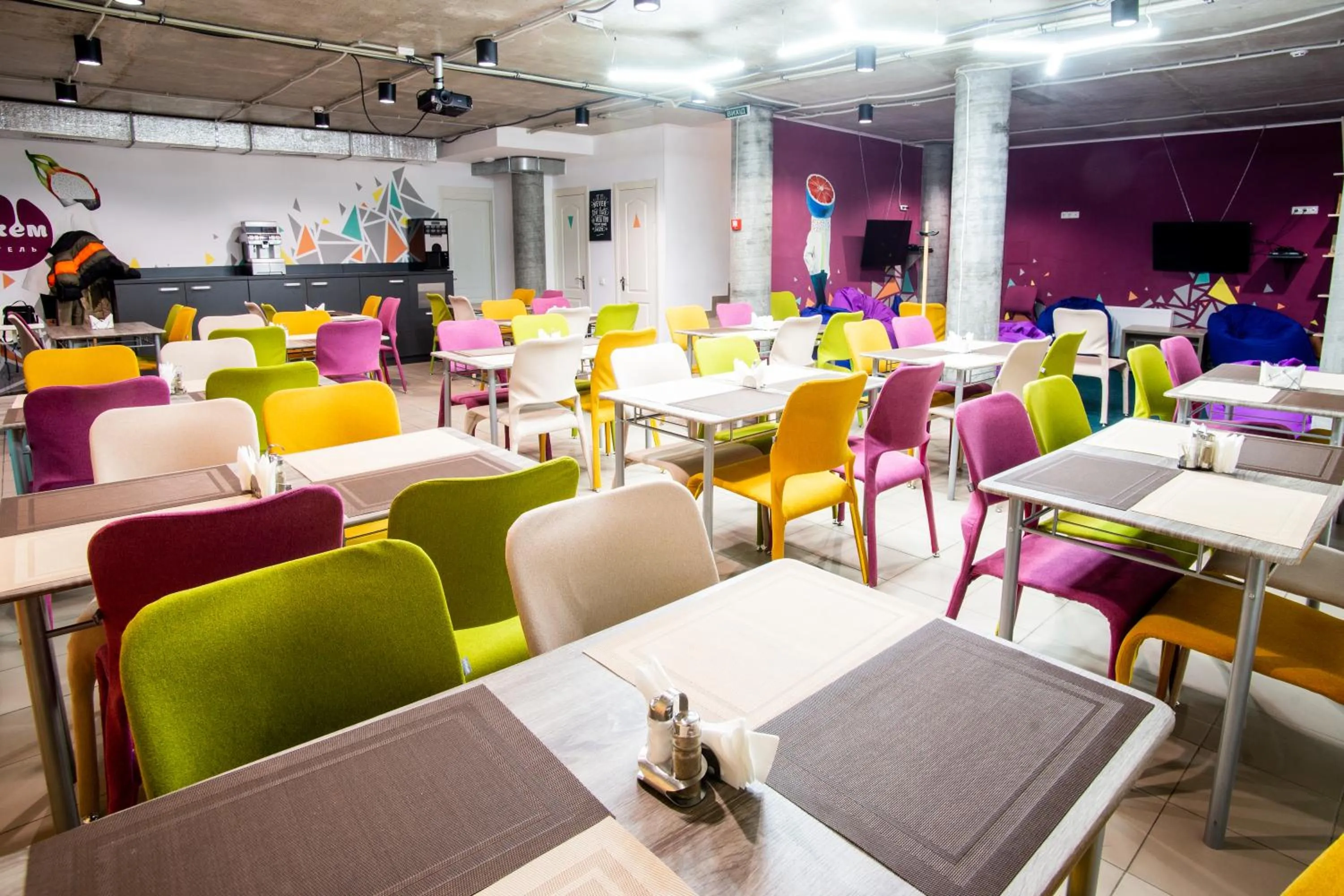 Restaurant/places to eat in Jam Hotel Hnatyuka