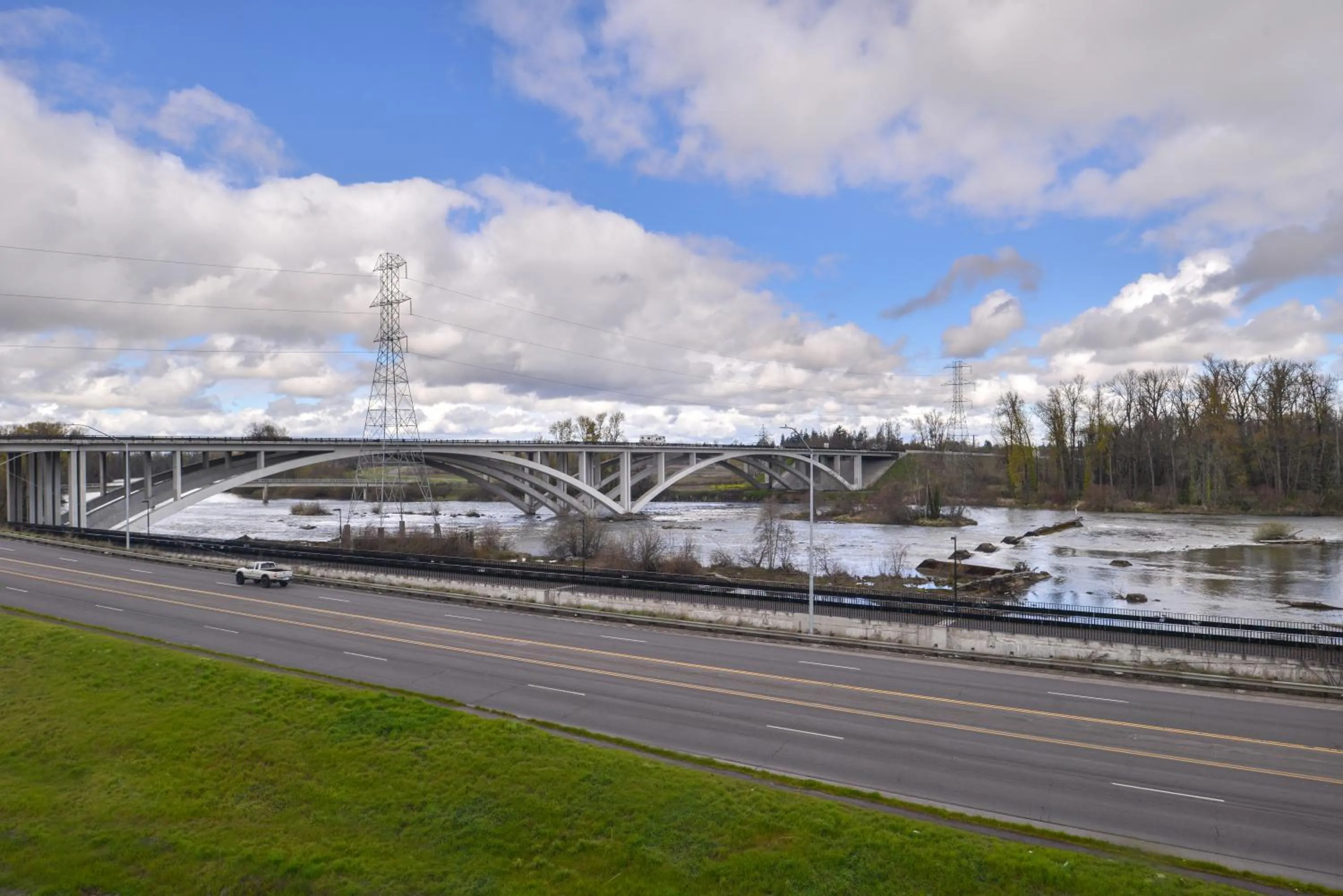 River view in Fairfield Inn & Suites by Marriott Eugene East/Springfield