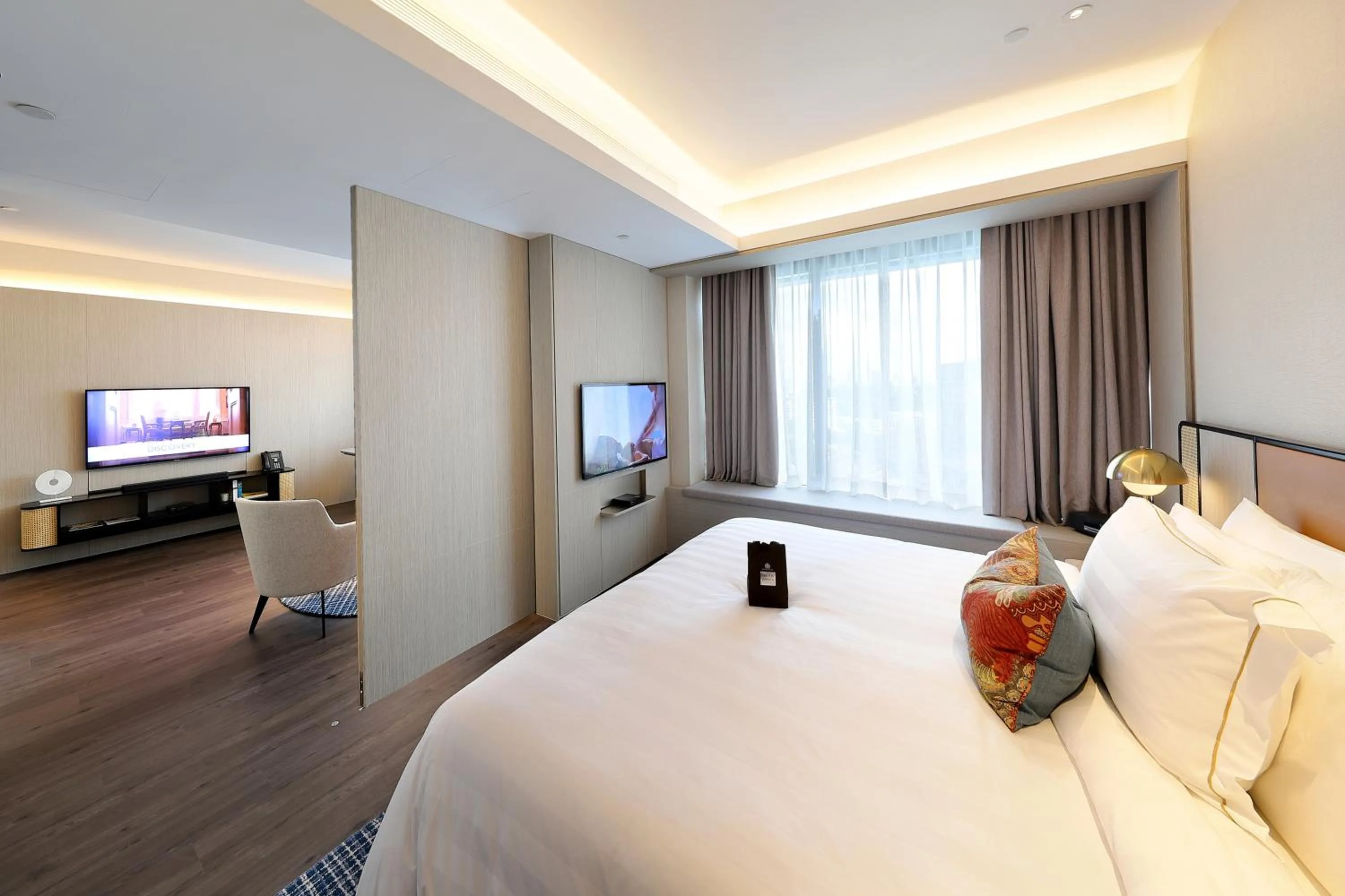 TV and multimedia, Bed in Pan Pacific Serviced Suites Orchard, Singapore