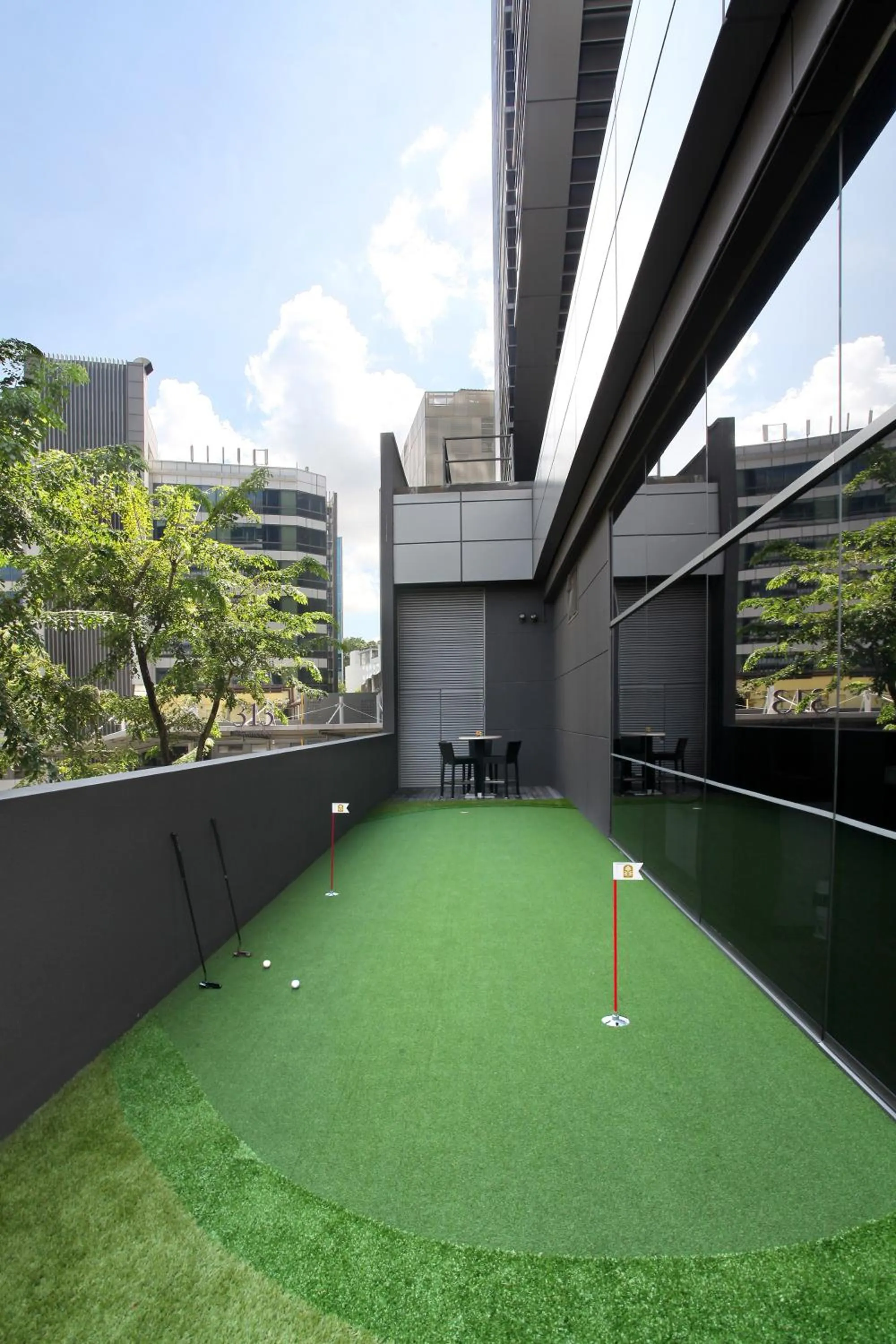 Minigolf in Pan Pacific Serviced Suites Orchard, Singapore