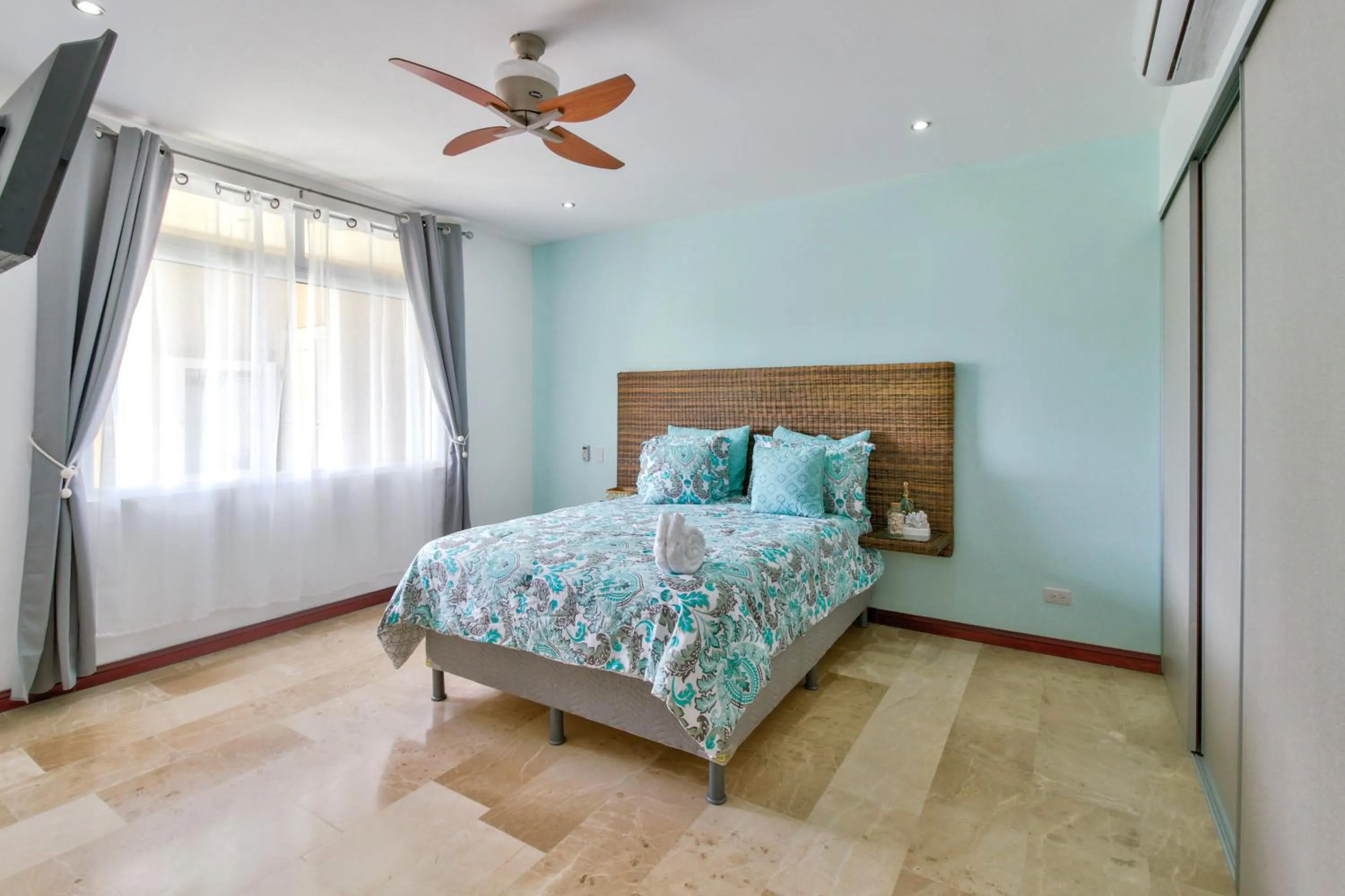 Bed in Breakwater Point 602