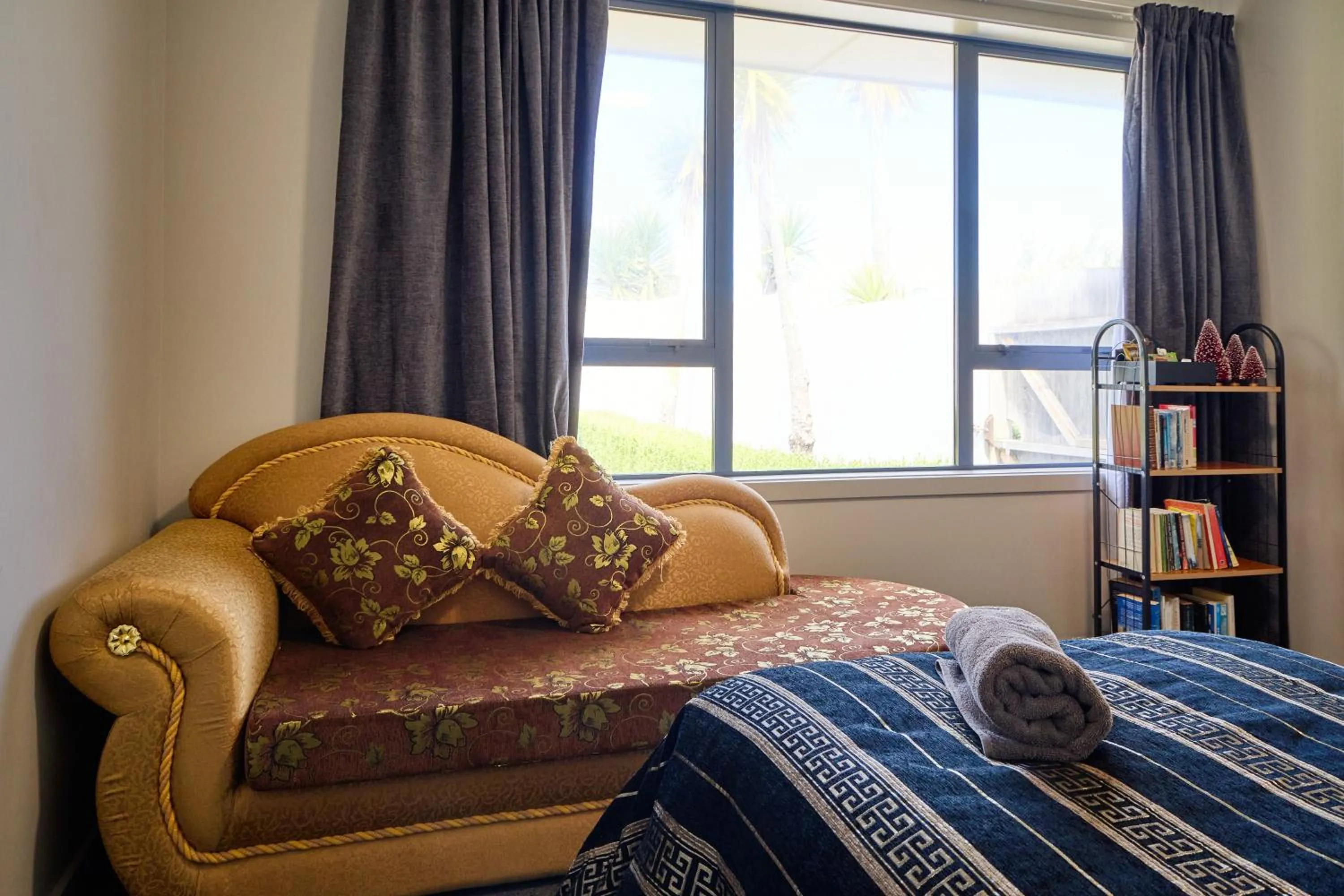 Bed in Willowbank Motel