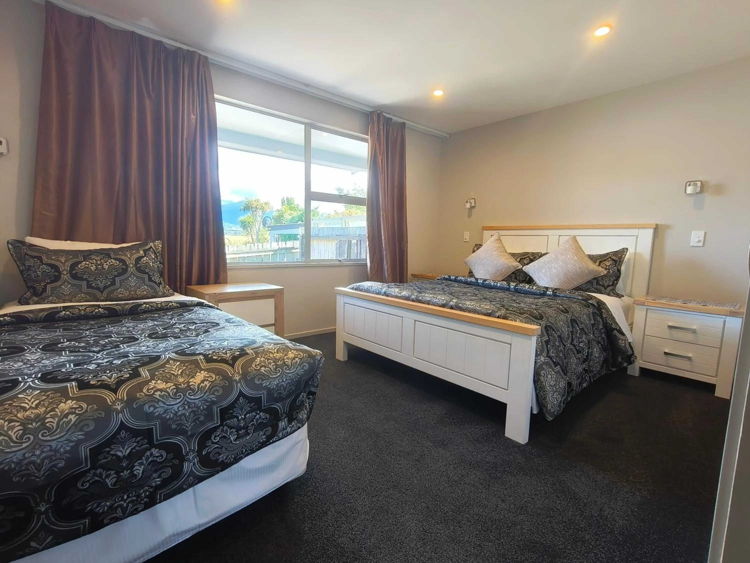 Bed in Willowbank Motel