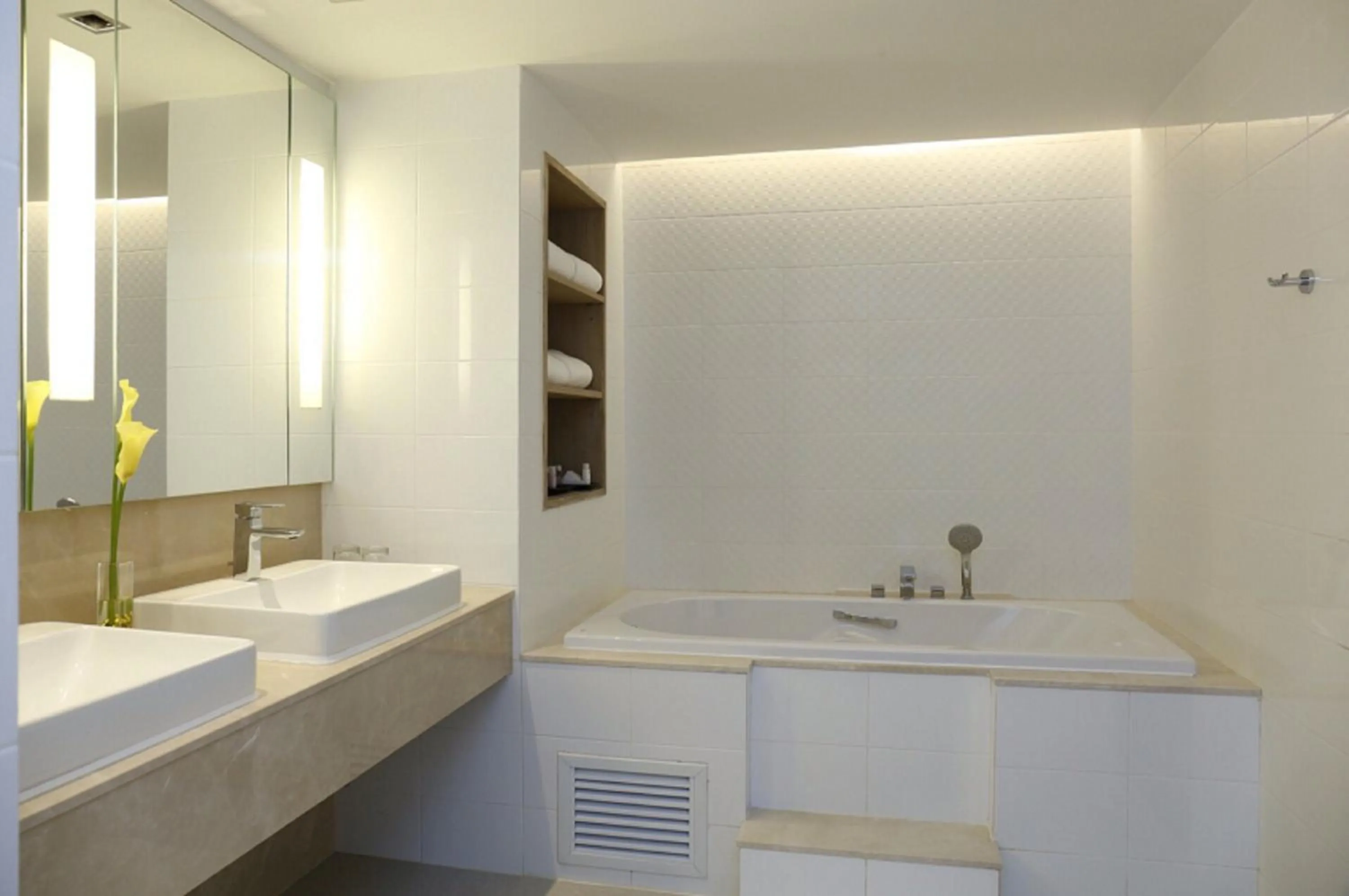 Bathroom in Louis Tavern Hotel