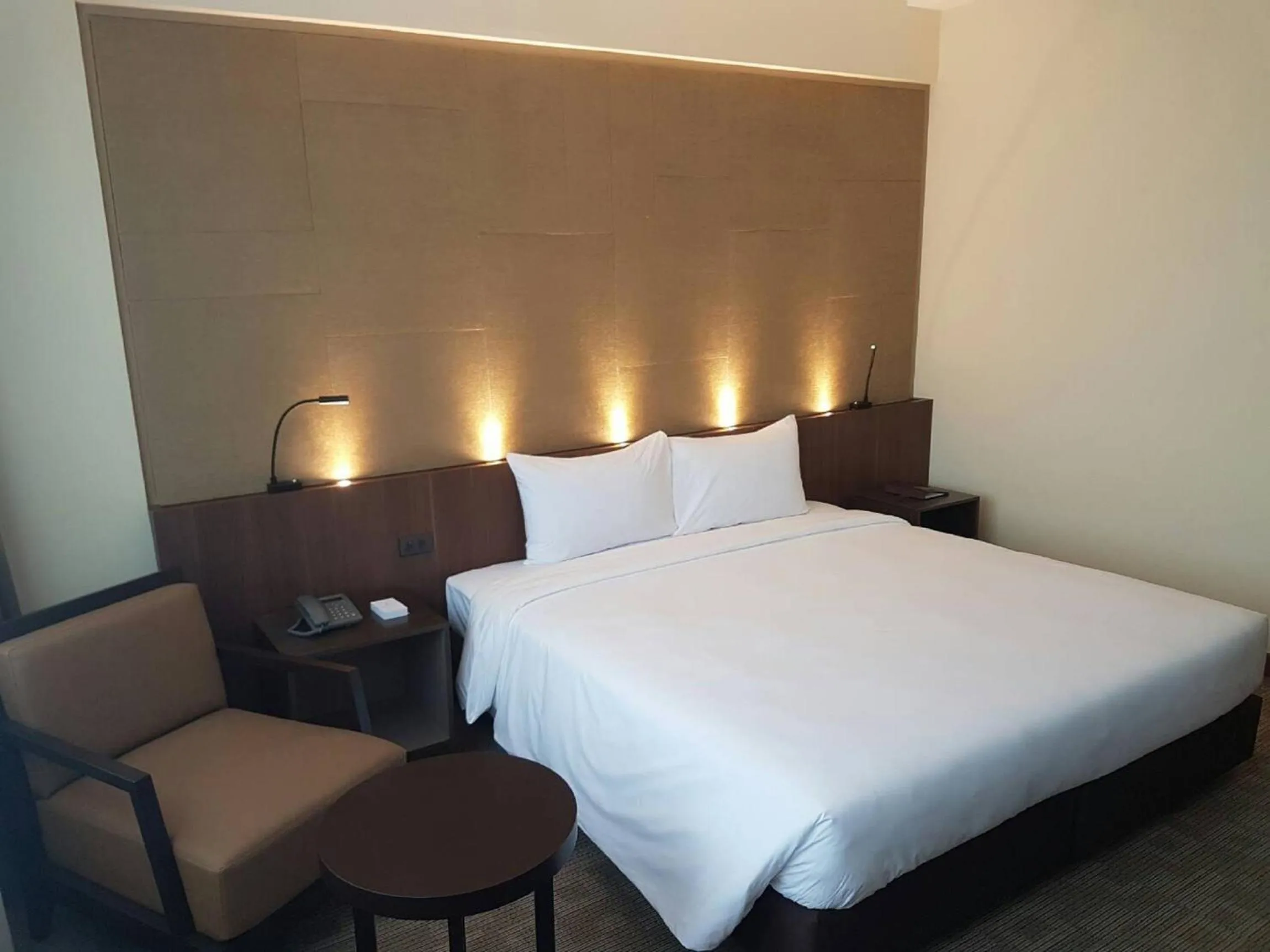 Bedroom, Bed in Louis Tavern Hotel