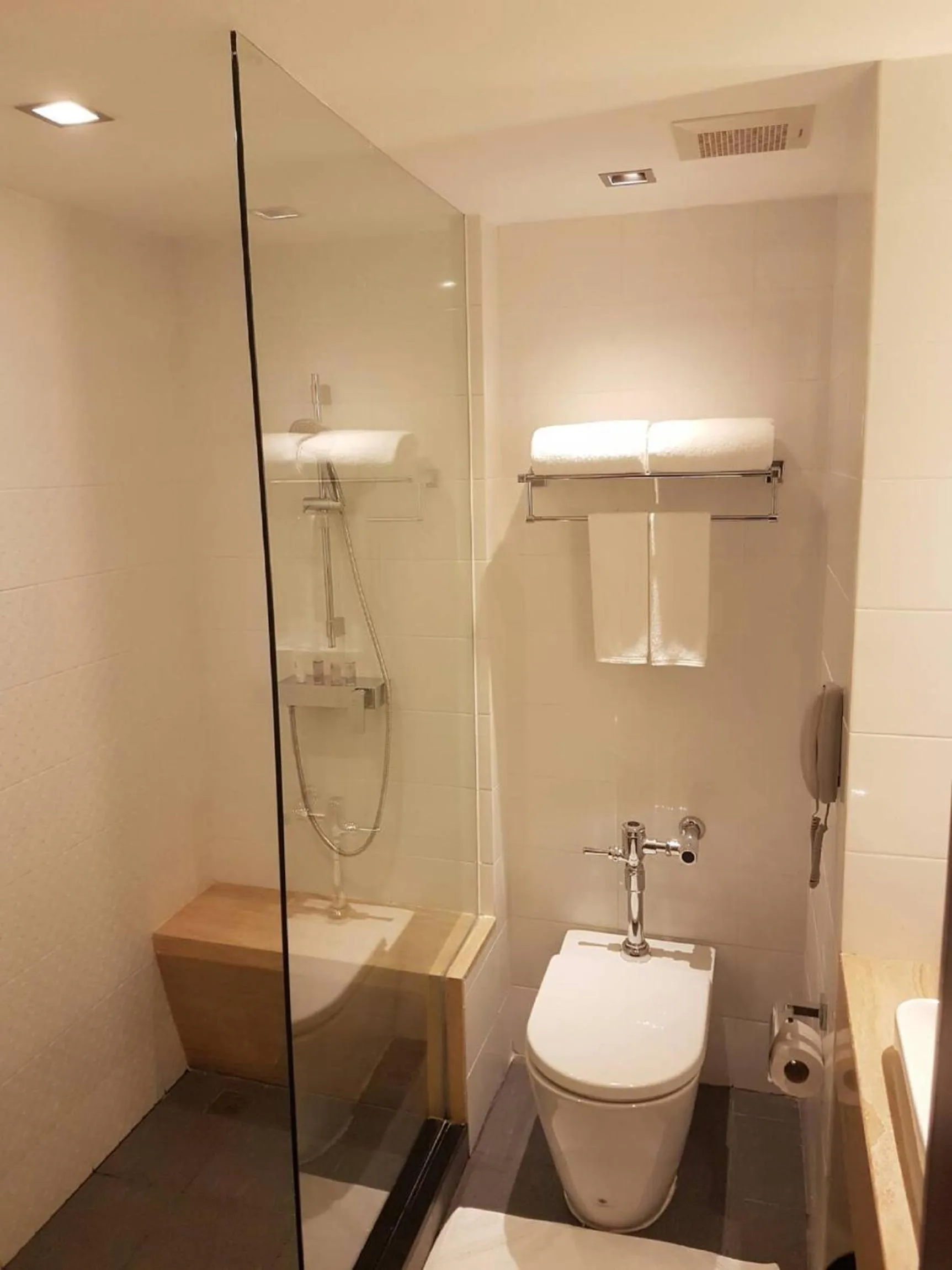 Bathroom in Louis Tavern Hotel