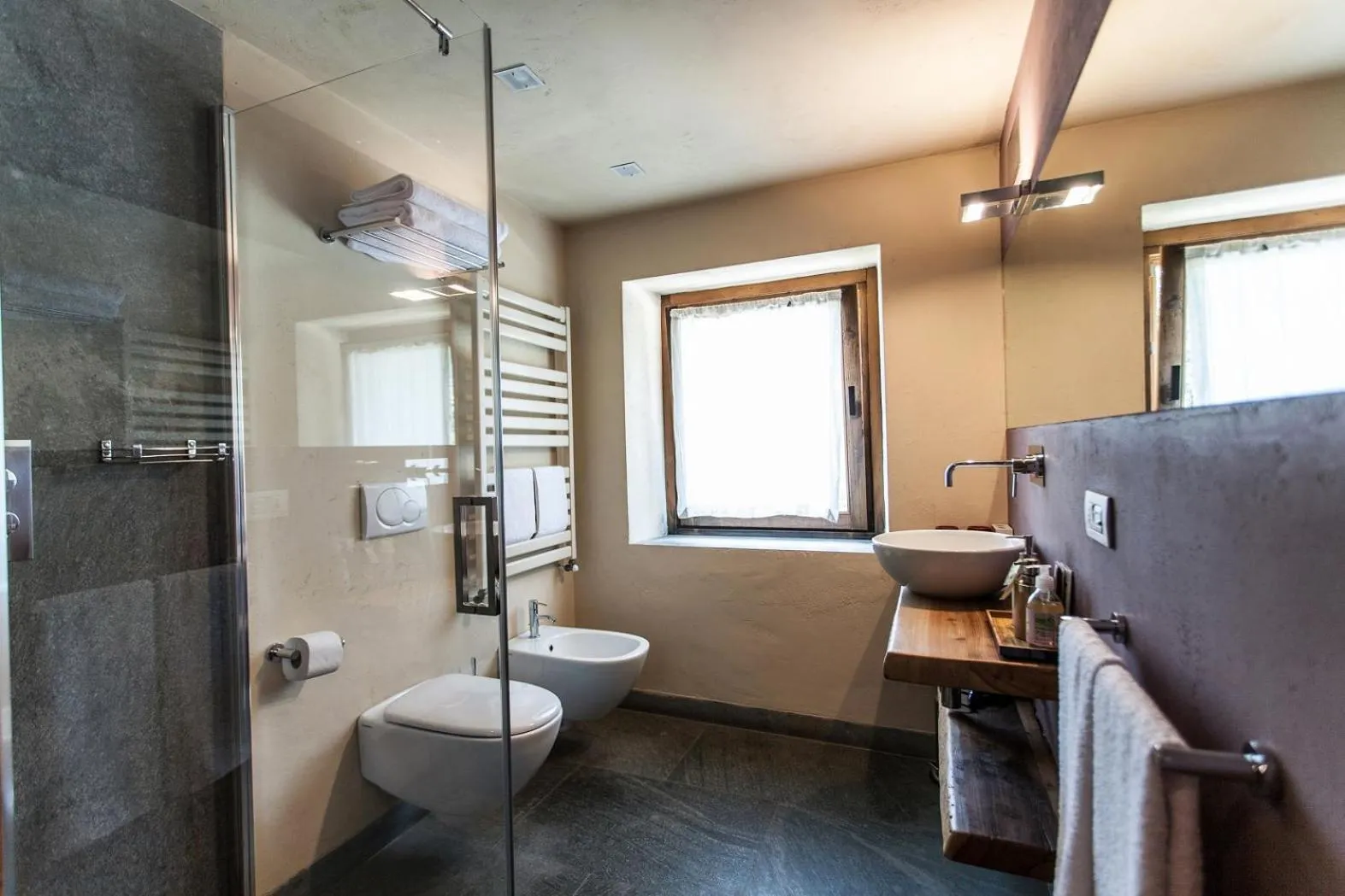 Shower in Chalet Eden Eco Hotel, Restaurant & Wellness