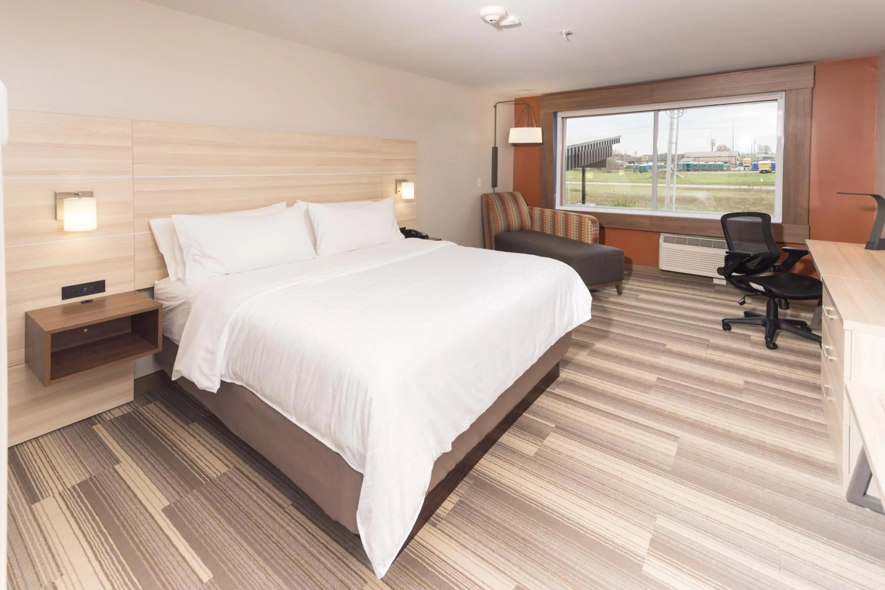 Photo of the whole room, Bed in Holiday Inn Express & Suites - Gaylord by IHG