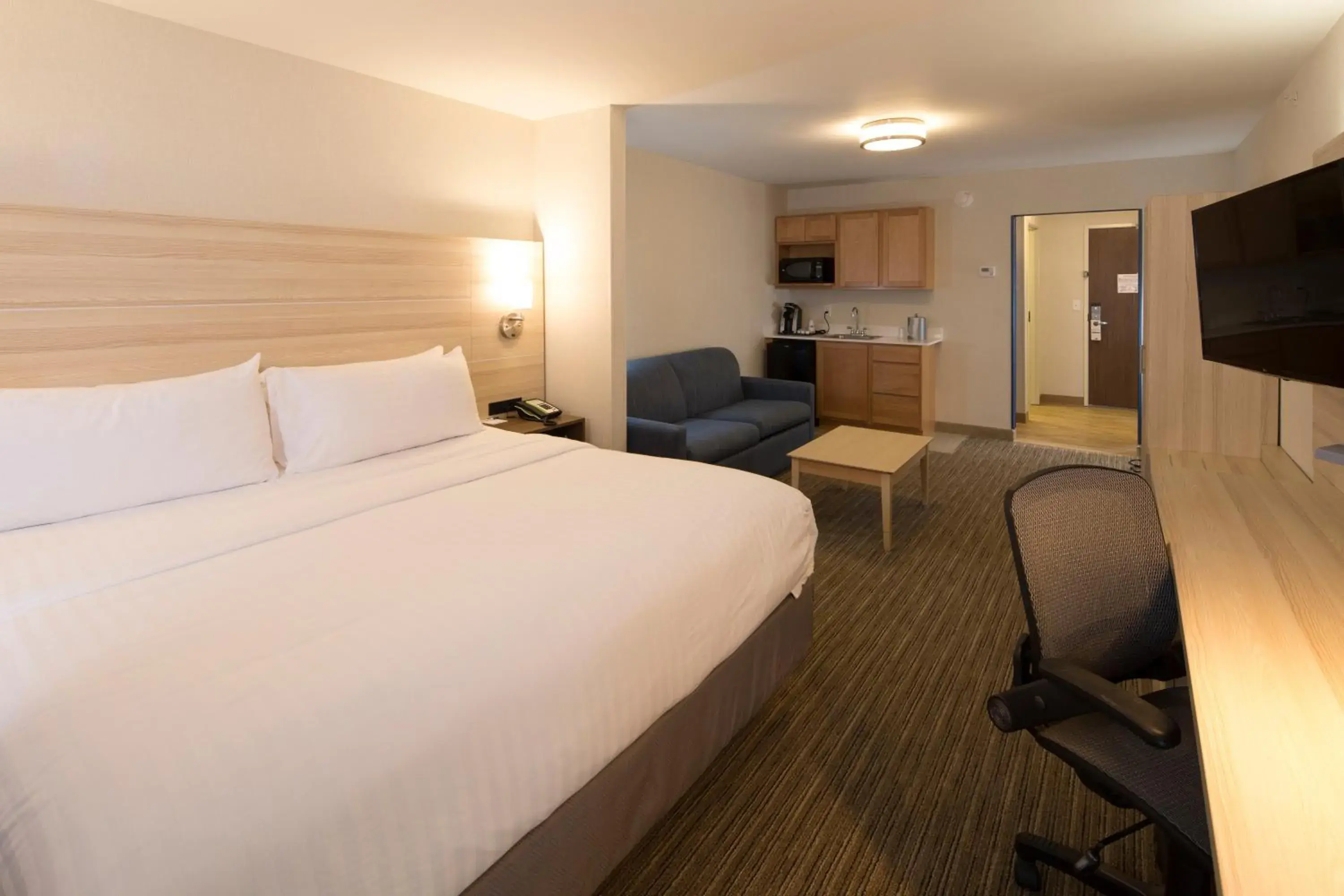 King Suite - Communication Accessible in Holiday Inn Express & Suites - Gaylord by IHG King Suite - Communication Accessible in Holiday Inn Express & Suites - Gaylord by IHG