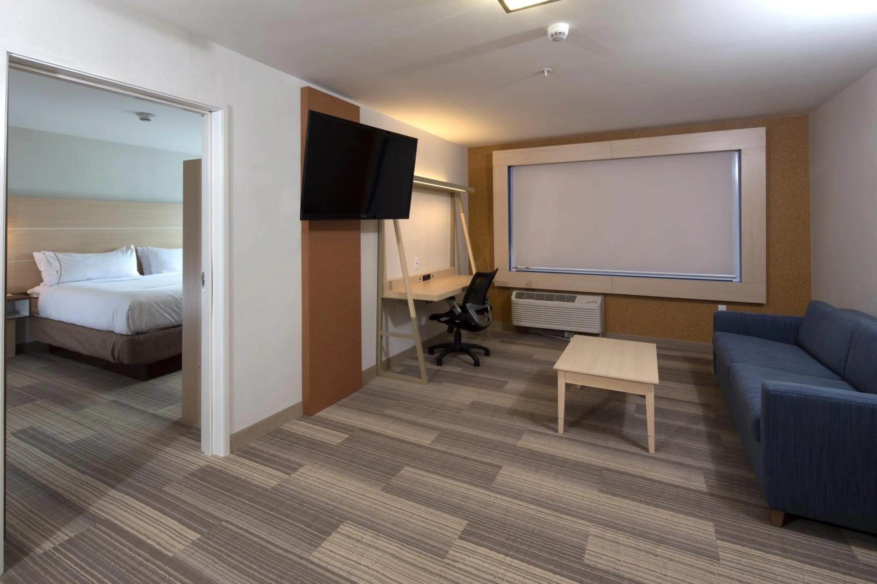 Photo of the whole room, Bed in Holiday Inn Express & Suites - Gaylord by IHG