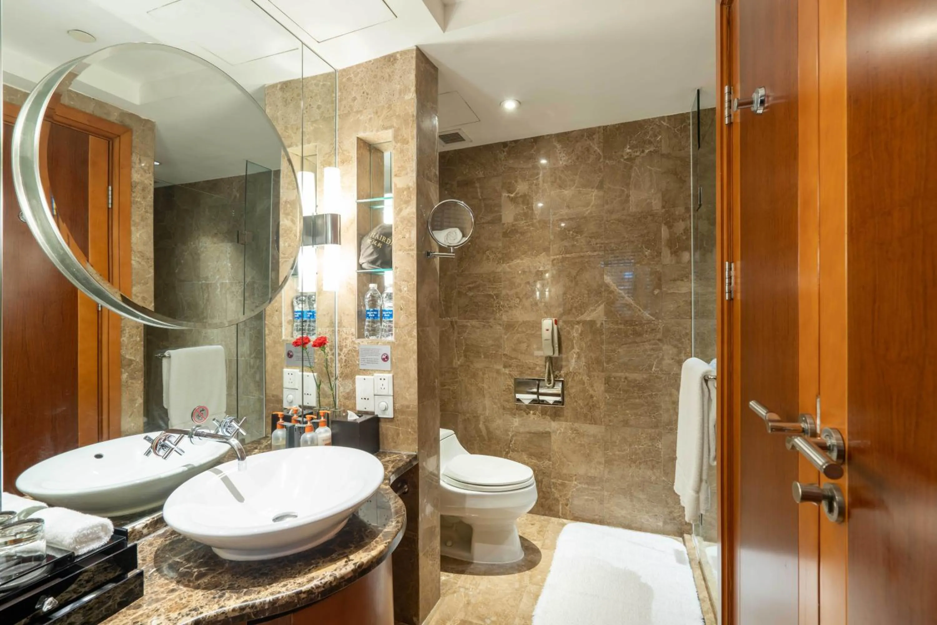 Toilet, Bathroom in Dekin Hotel Chongqing Jiefangbei