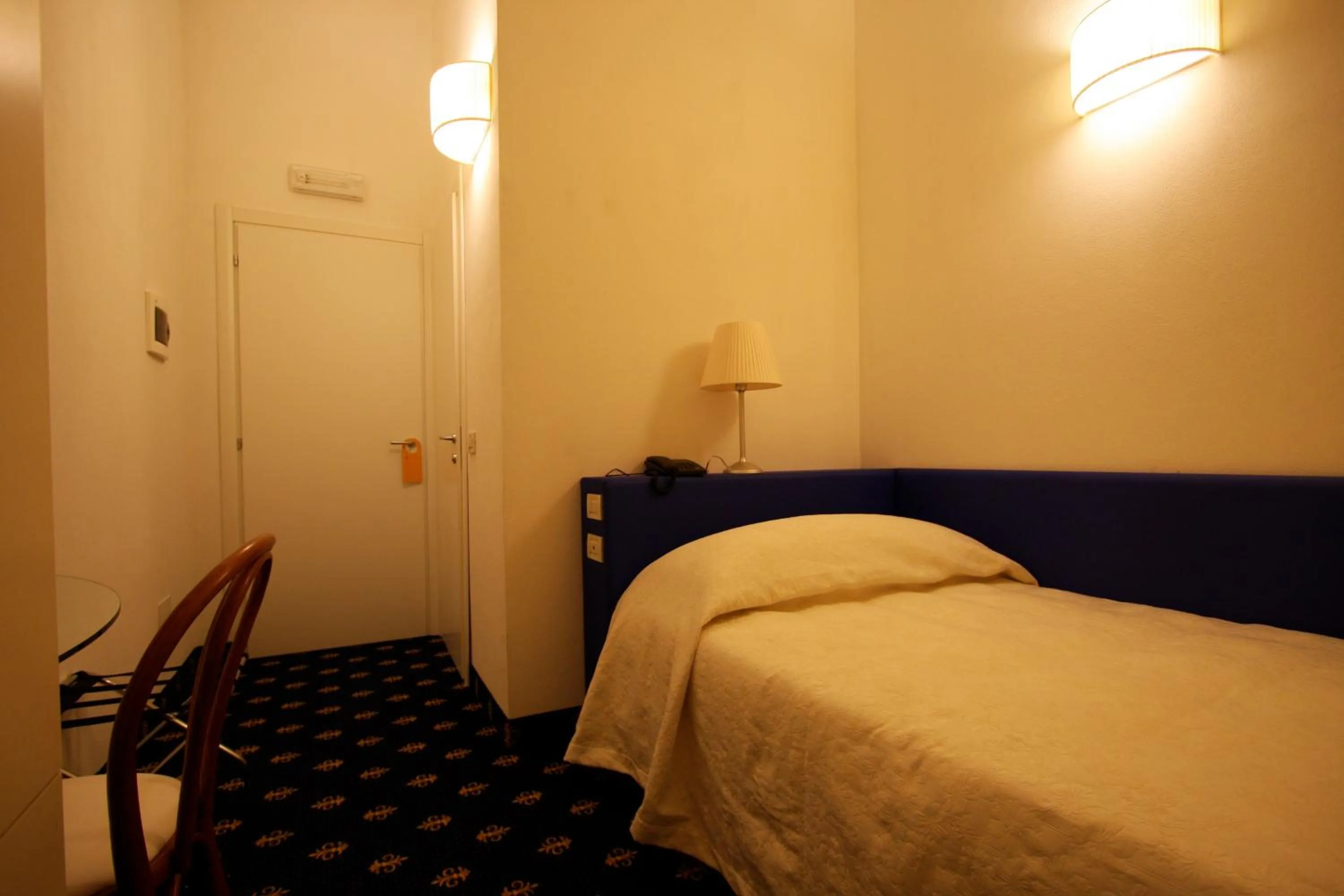 Photo of the whole room, Bed in My Hotel Milano