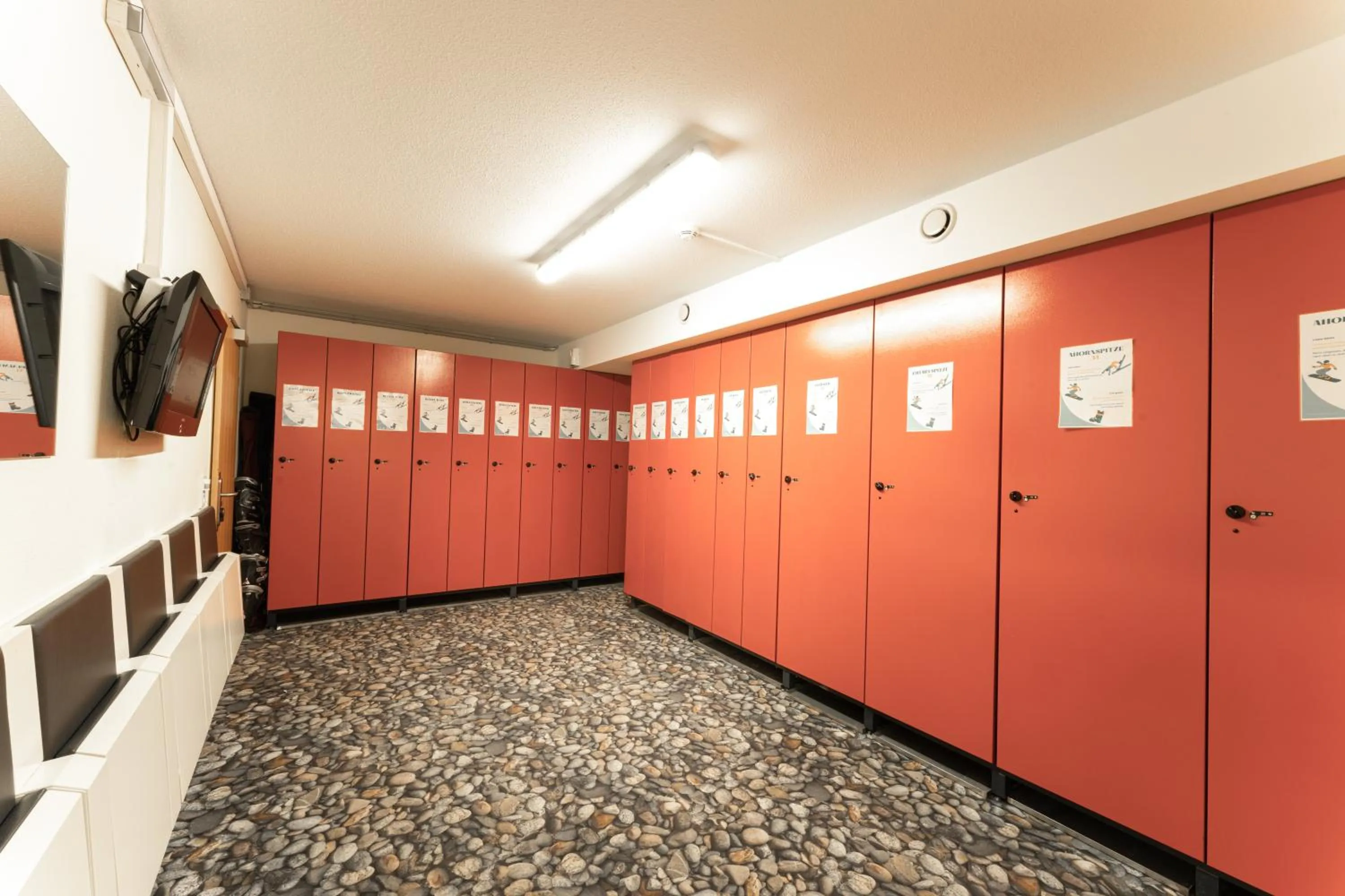 Skiing in Aparthotel Dorfplatzl Garni Apartments & B&B