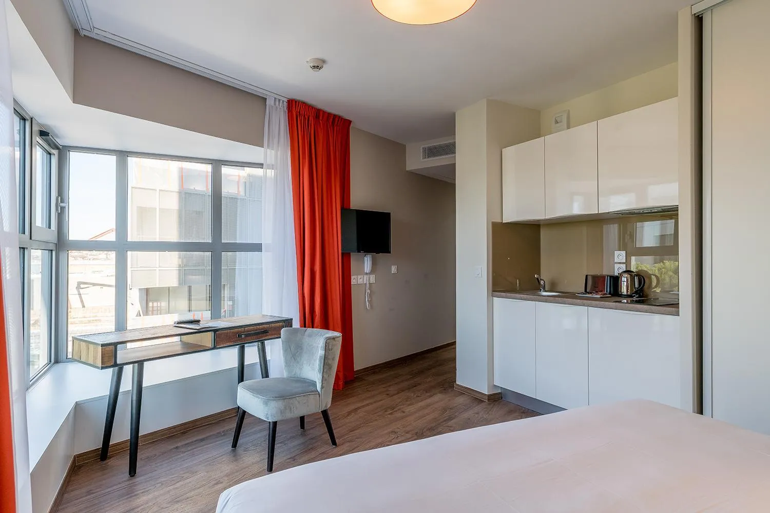 Kitchen or kitchenette, Bed in All Suites Appart Hôtel - Bordeaux Centre Gare