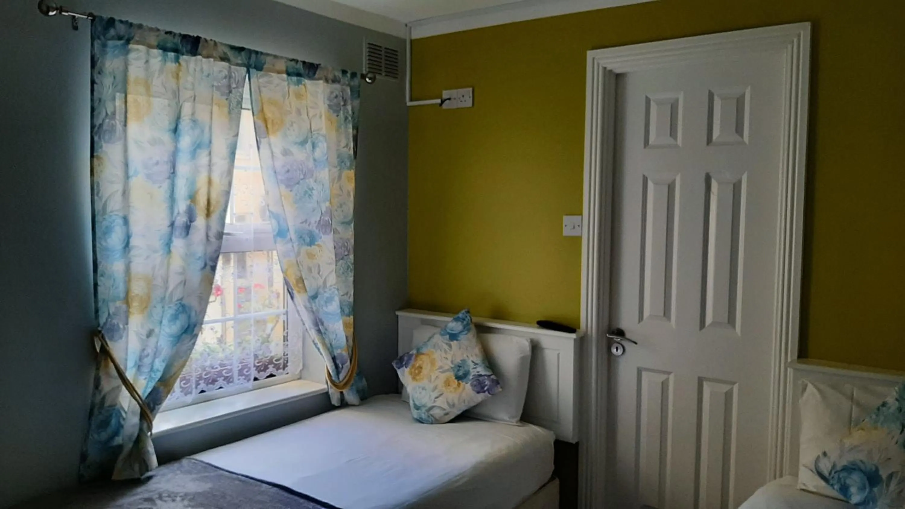 Bedroom, Bed in The 'Rafter's Gastropub