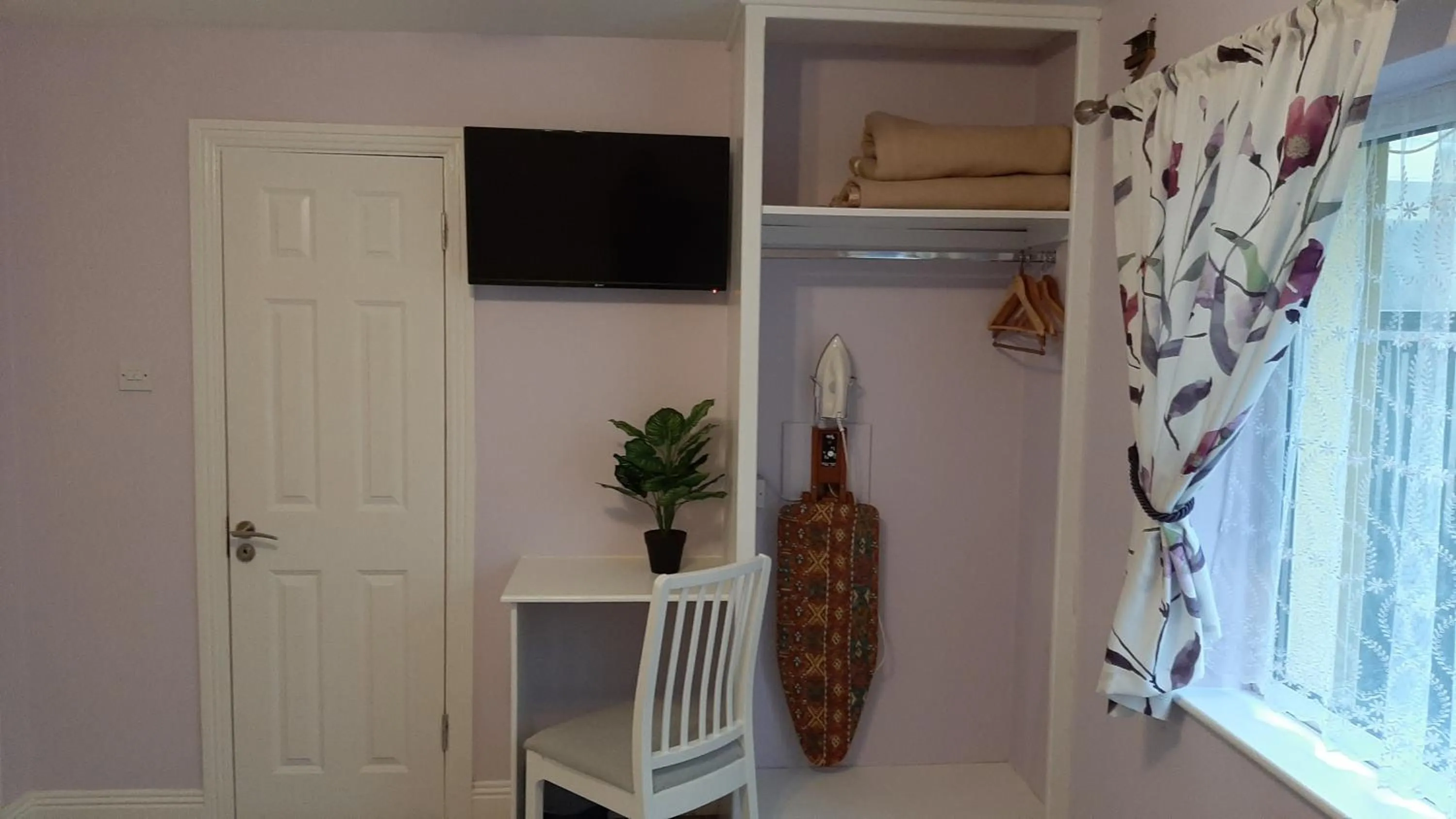 Bedroom in The 'Rafter's Gastropub