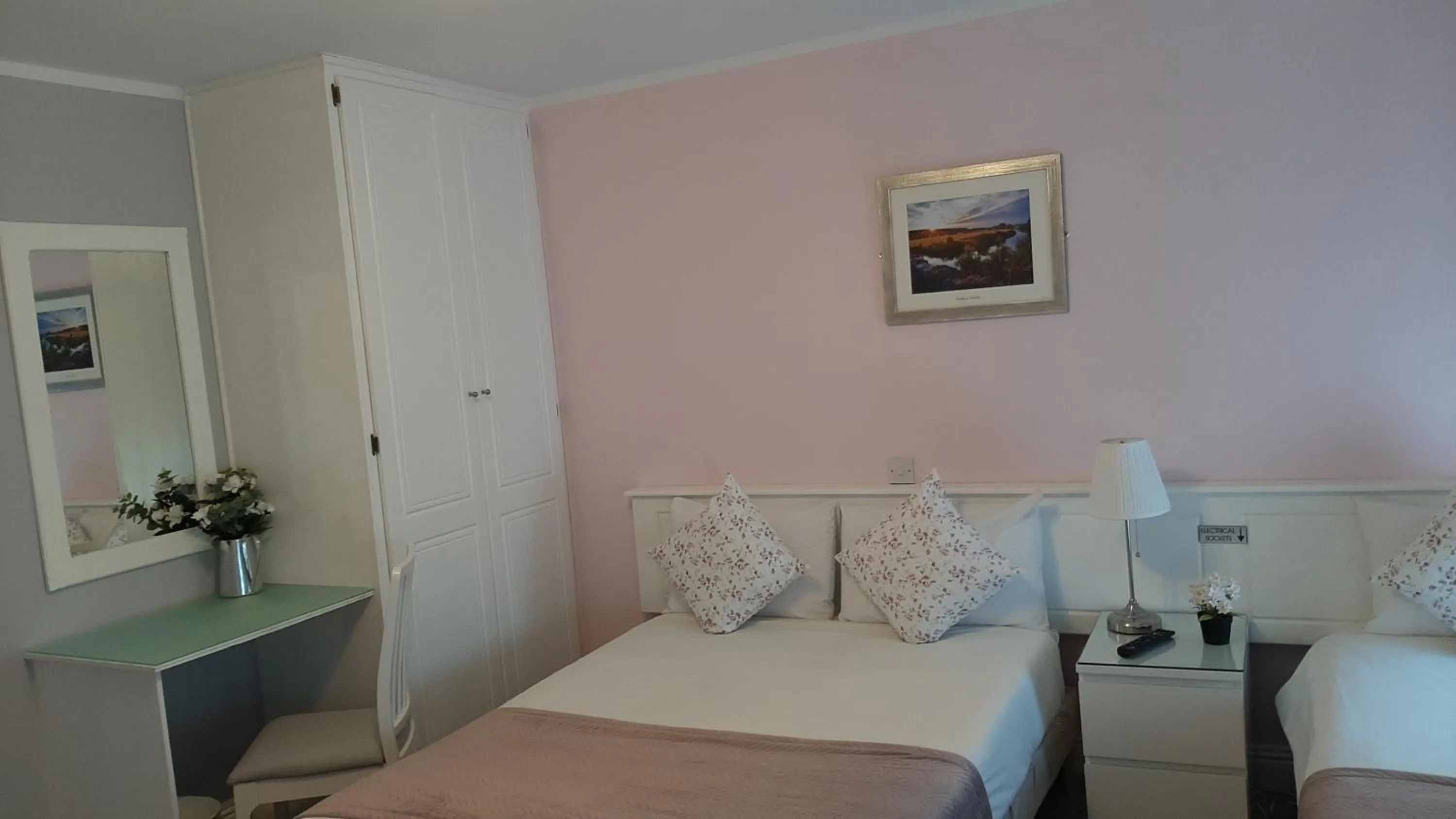 Bedroom in The 'Rafter's Gastropub