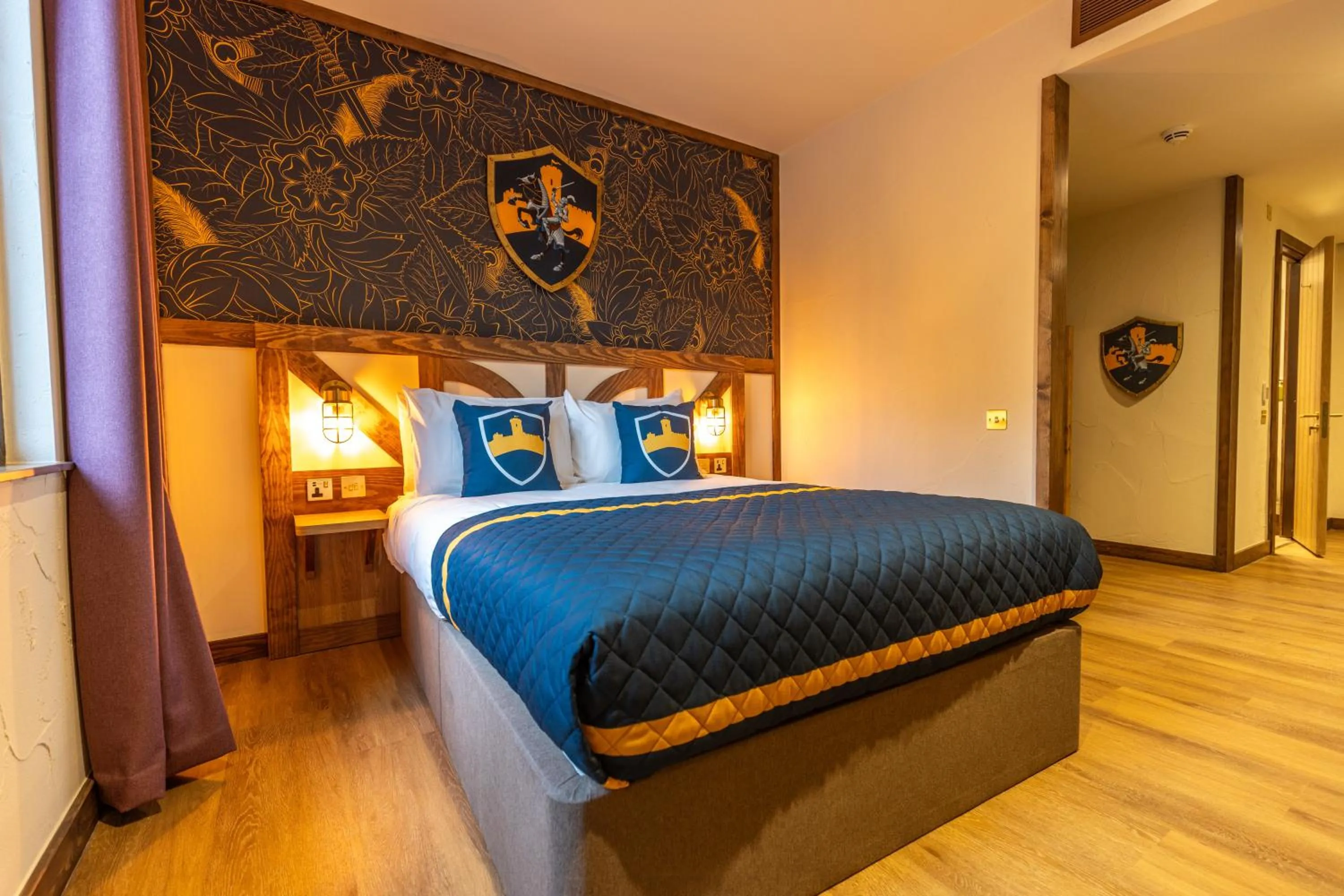 Bedroom, Bed in Warwick Castle Hotel & Knight's Village