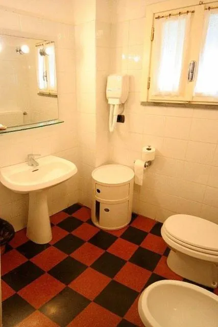Bathroom in Hotel Gianni Franzi