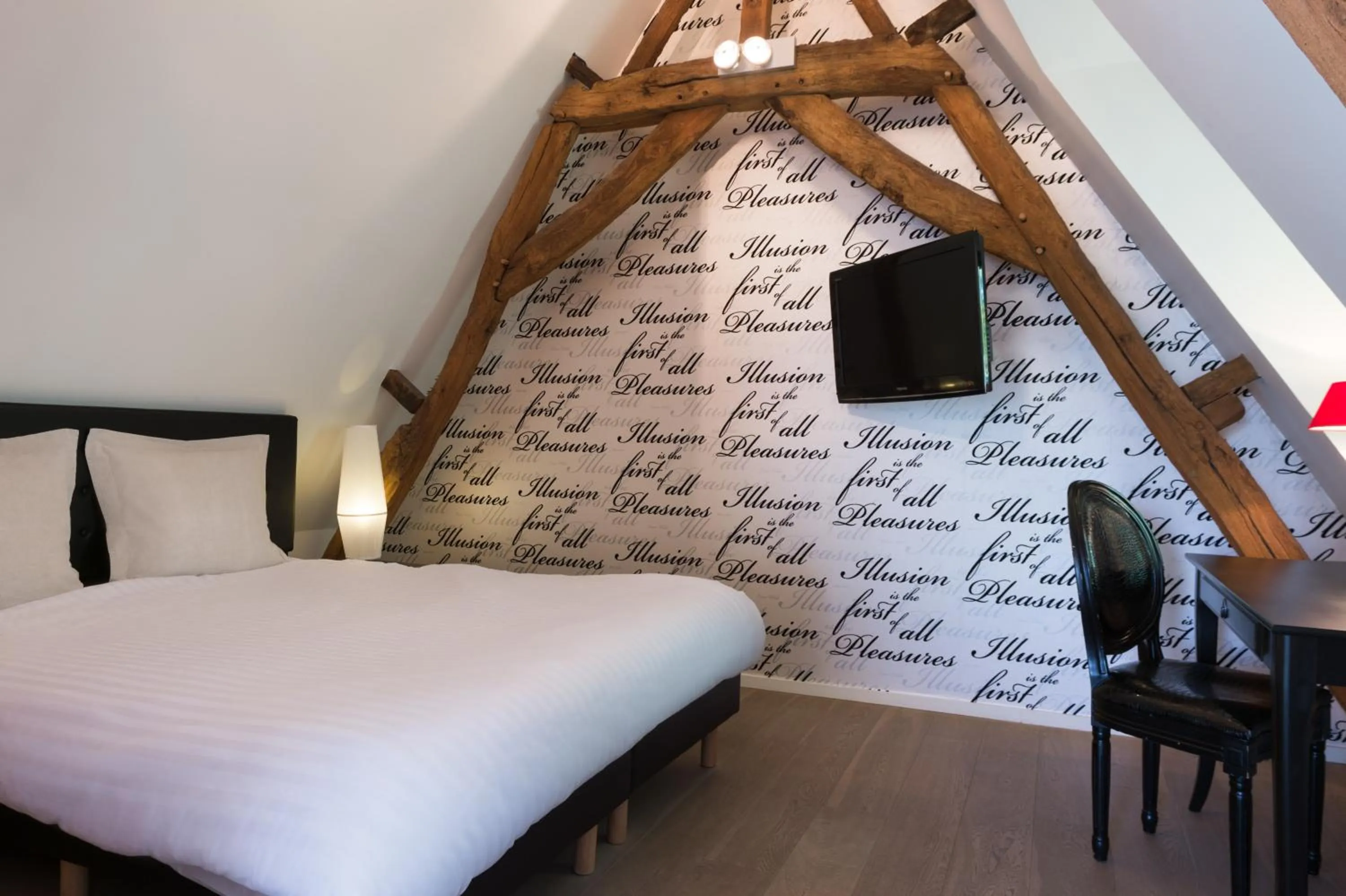 Photo of the whole room, Bed in La Ferme Blanche, The Originals Relais