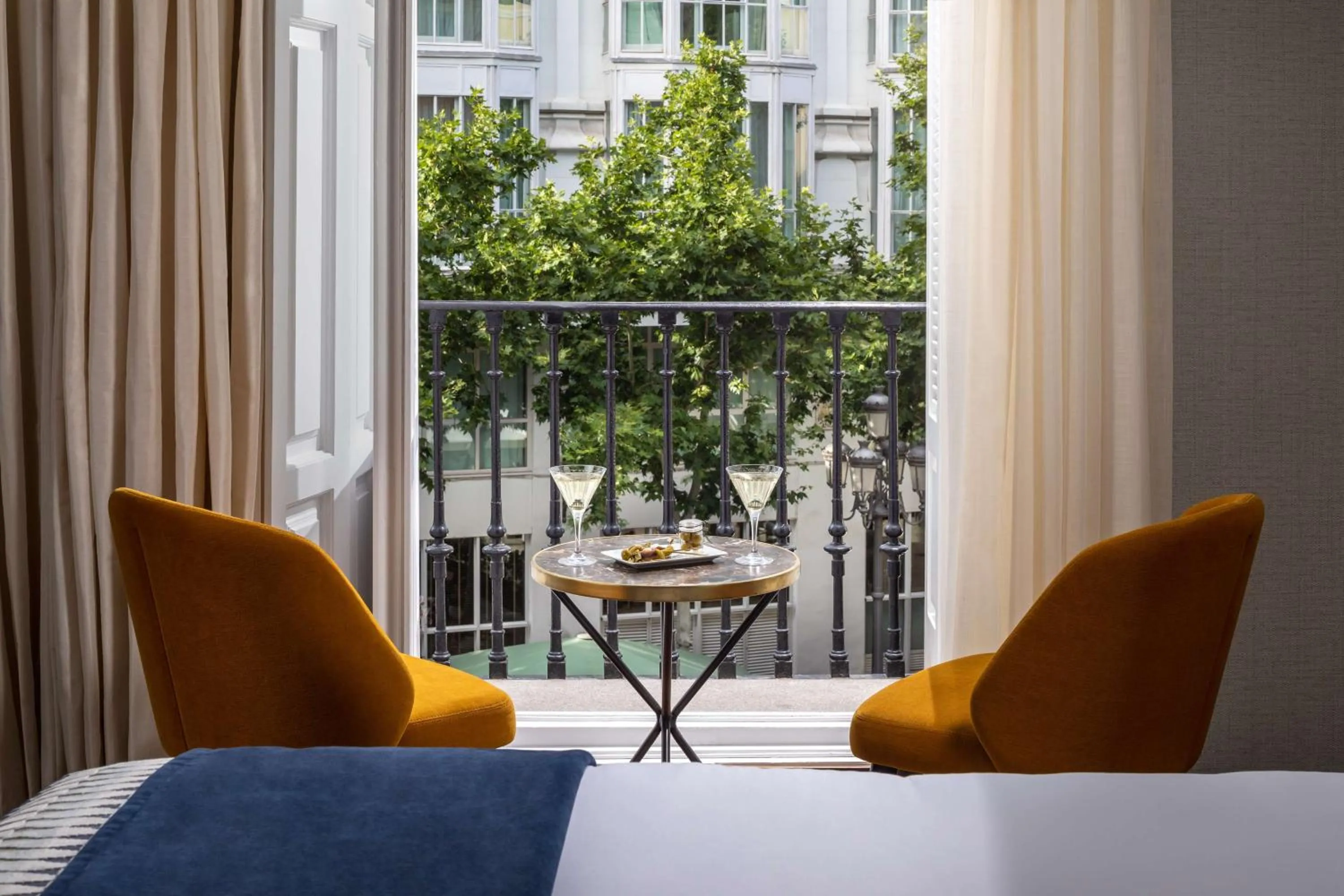 Photo of the whole room, Bed in NH Collection Madrid Palacio de Tepa