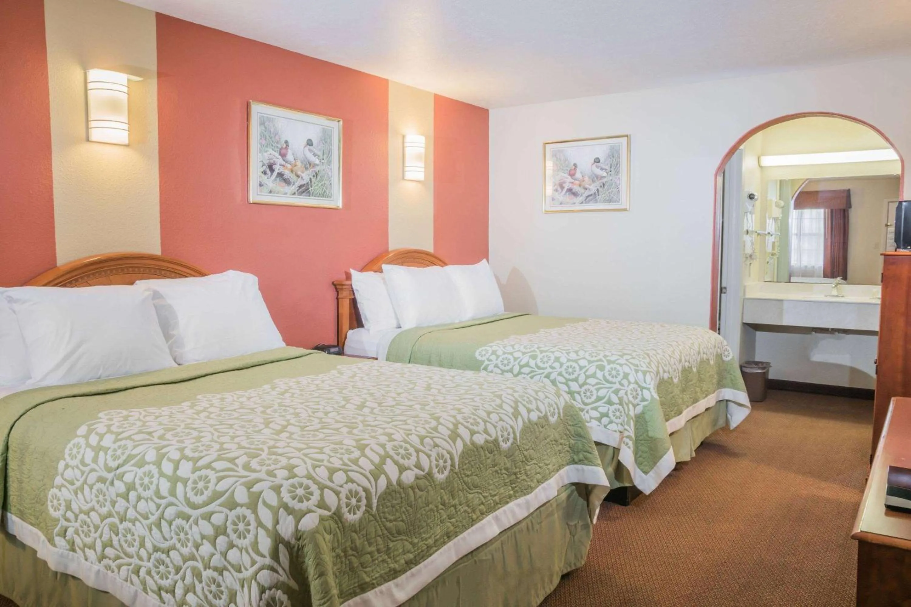 Photo of the whole room, Bed in Days Inn by Wyndham Bastrop