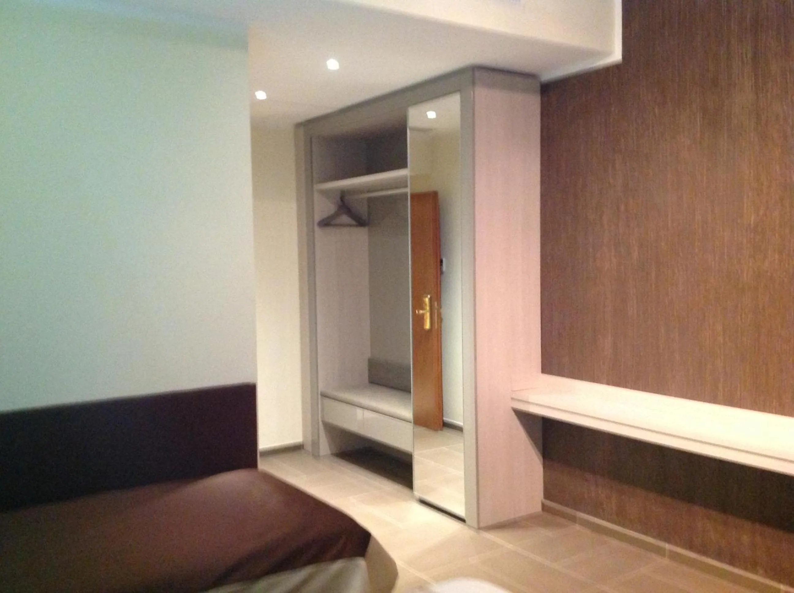 Photo of the whole room, Bed in Hotel California