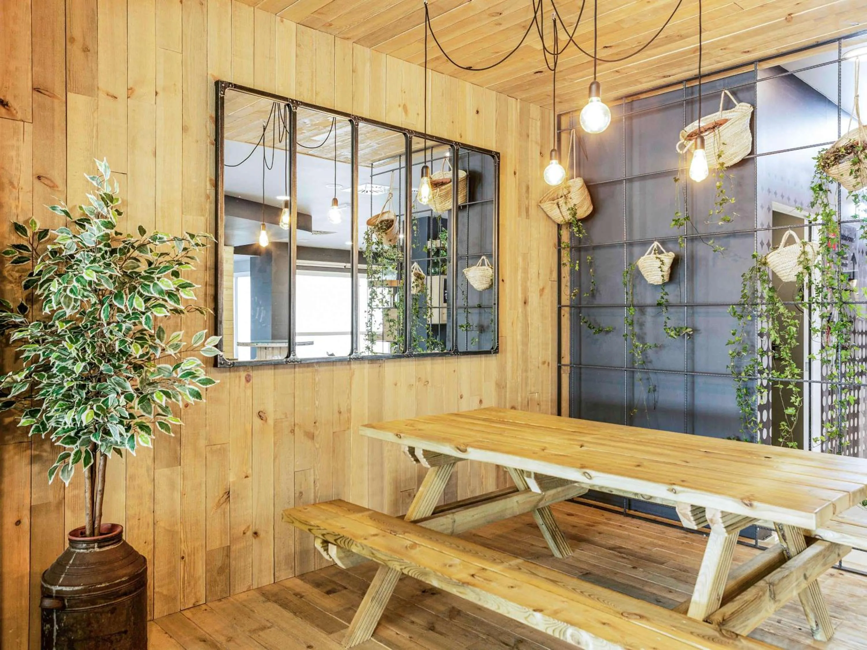 Restaurant/places to eat in Ibis Budget Oviedo