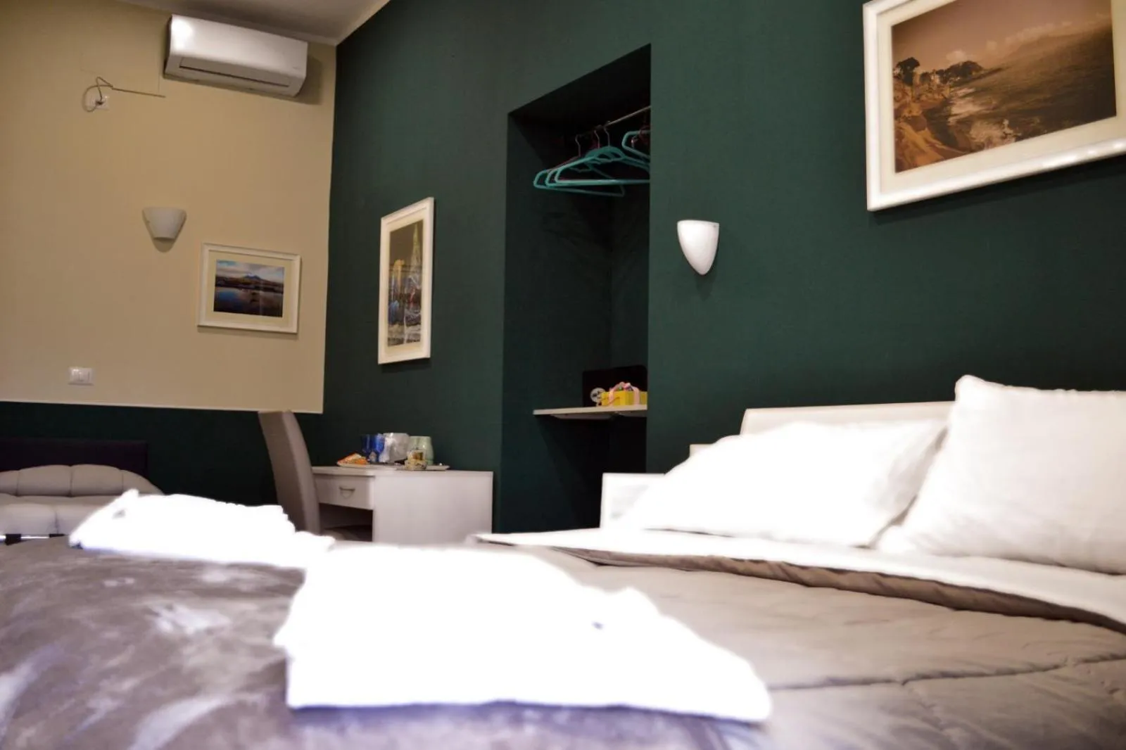 Bed in Il Viaggio di Dante Historical Center