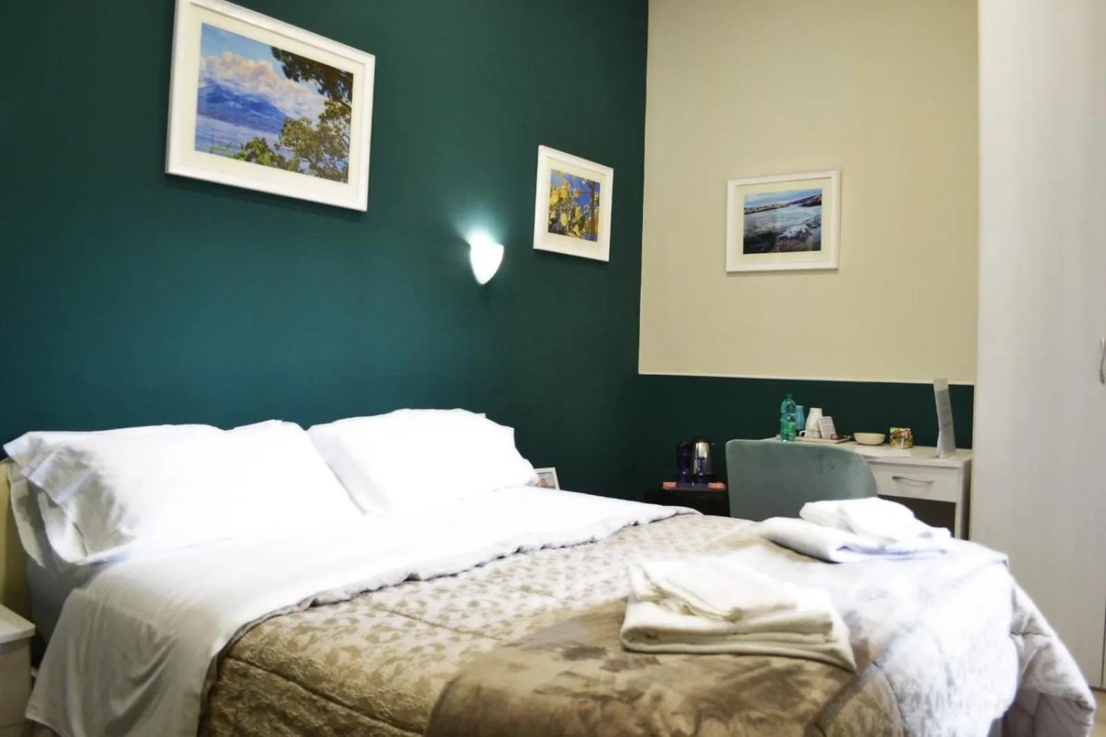 Photo of the whole room, Bed in Il Viaggio di Dante Historical Center