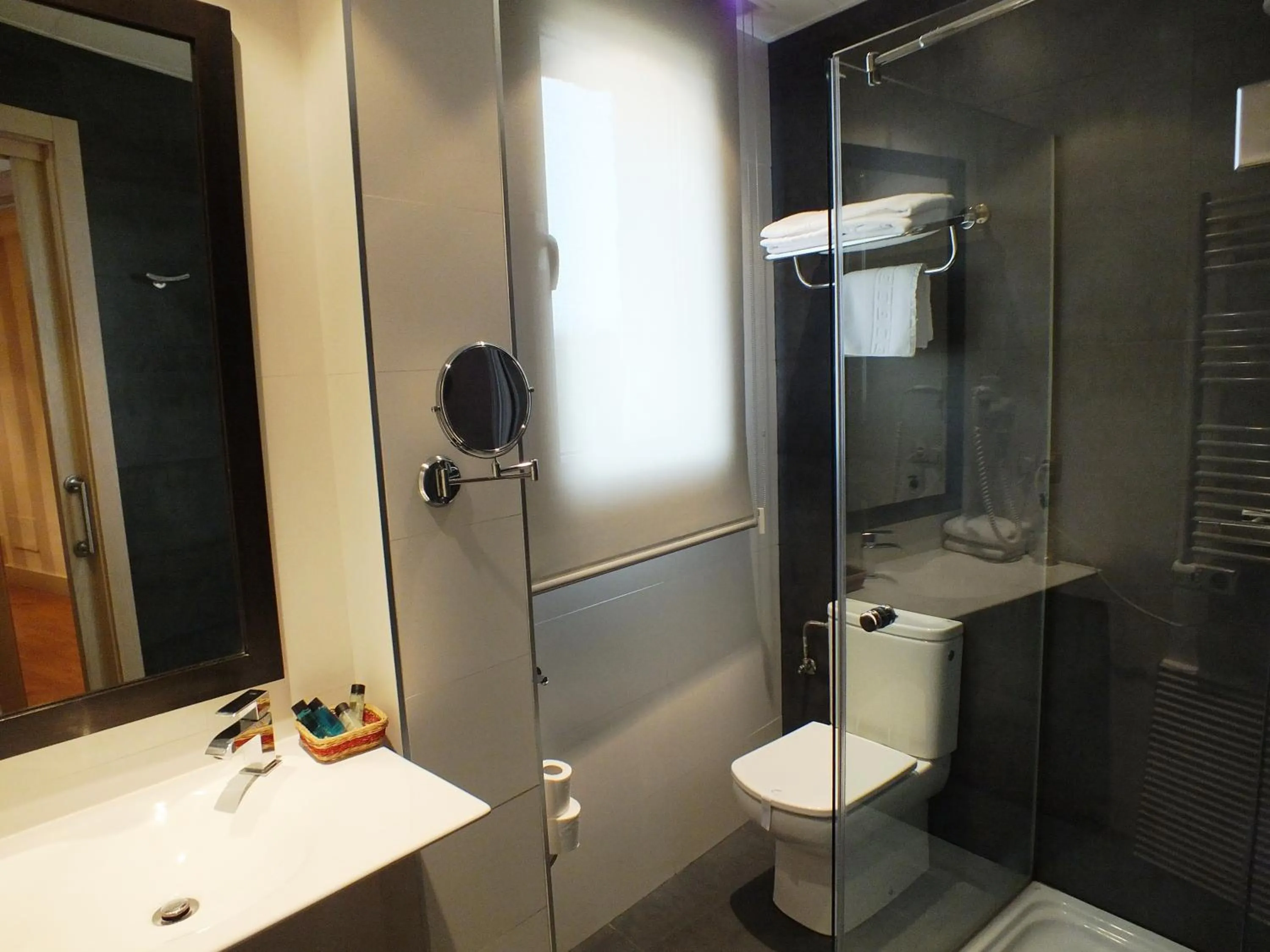 Bathroom in Hotel Puerta del Arco