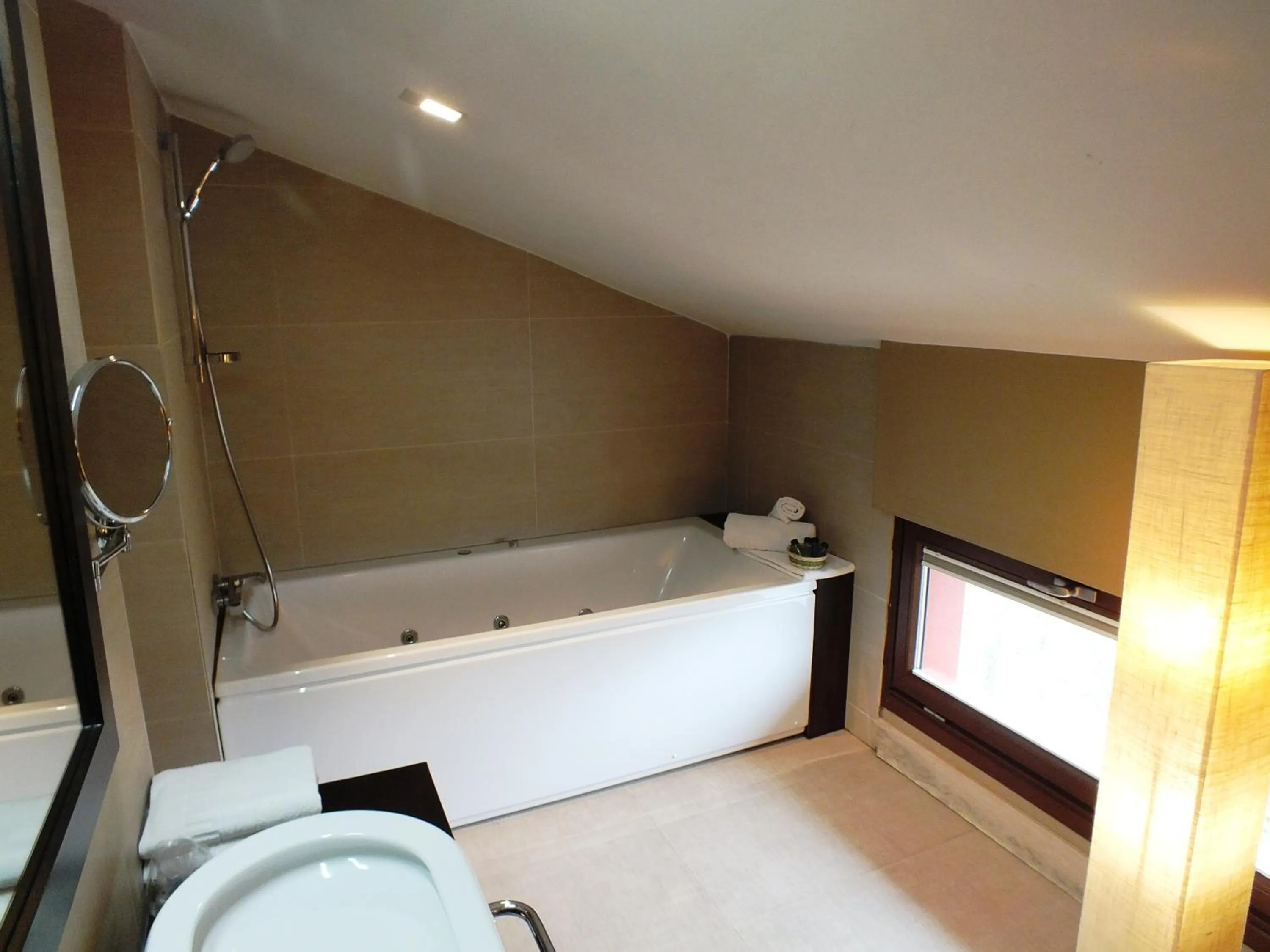 Bathroom in Hotel Puerta del Arco