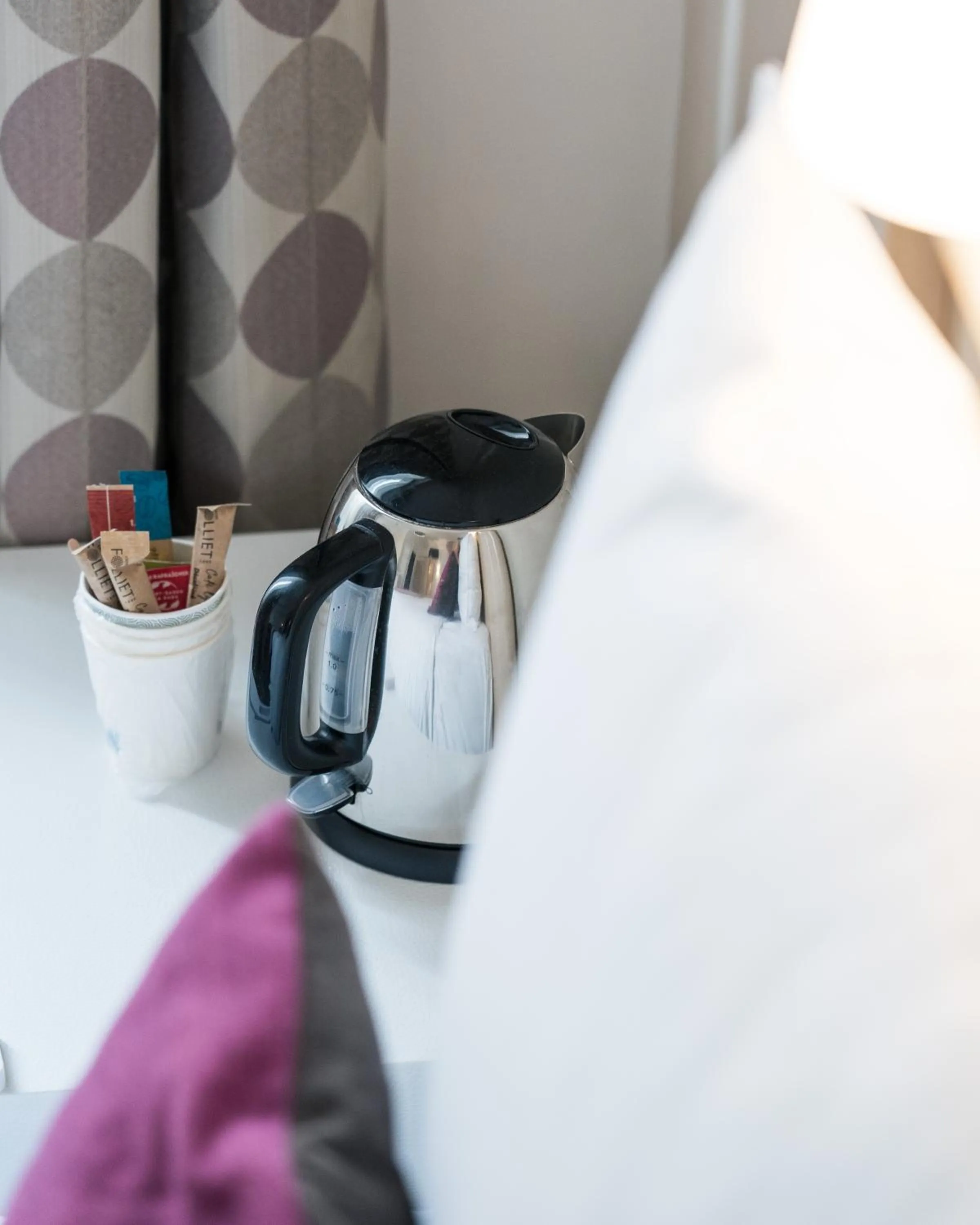 Coffee/tea facilities, Bed in Hotel Corona -Rodier-