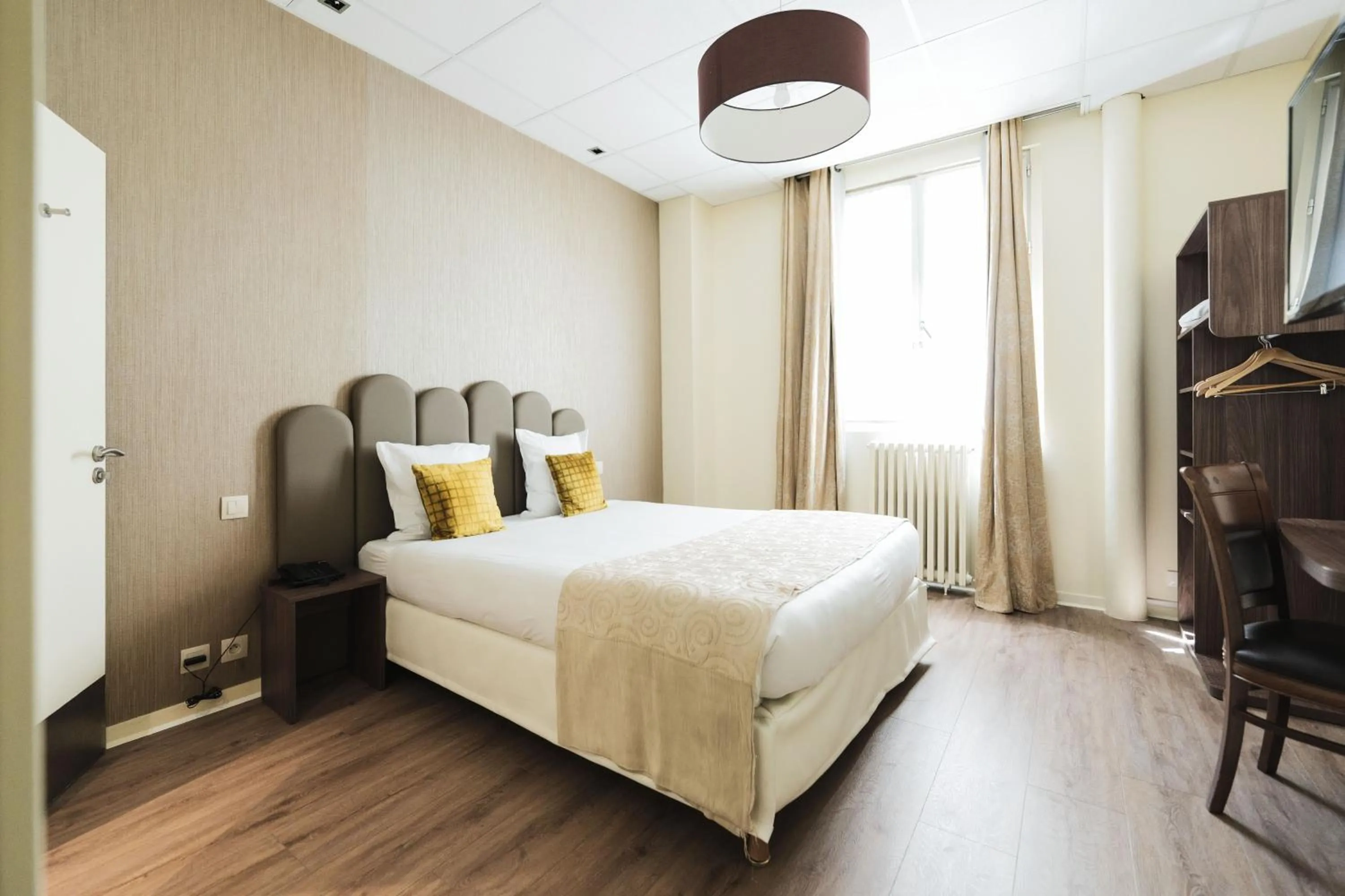 Photo of the whole room, Bed in Hotel Corona -Rodier-