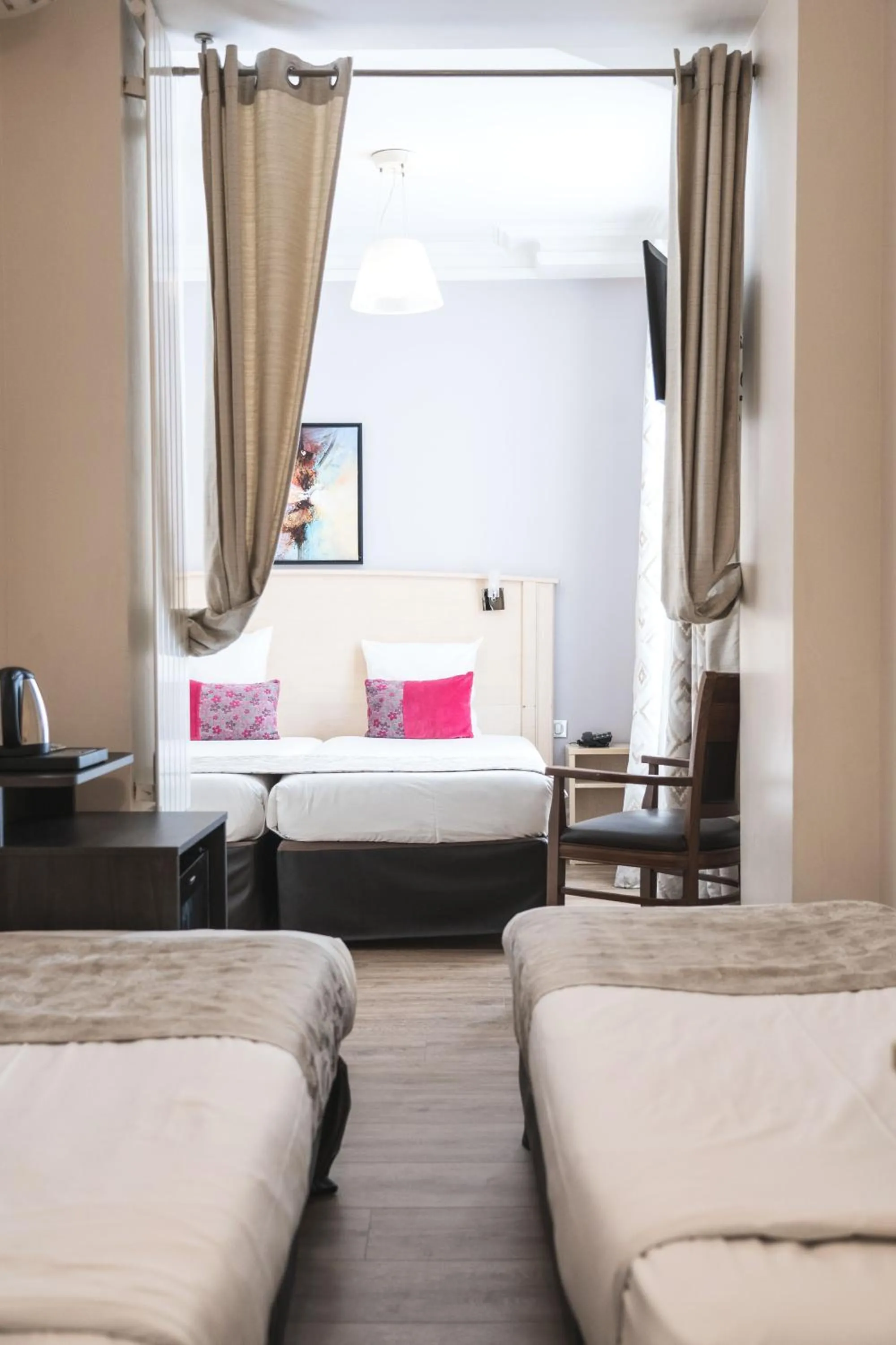 Photo of the whole room, Bed in Hotel Corona -Rodier-